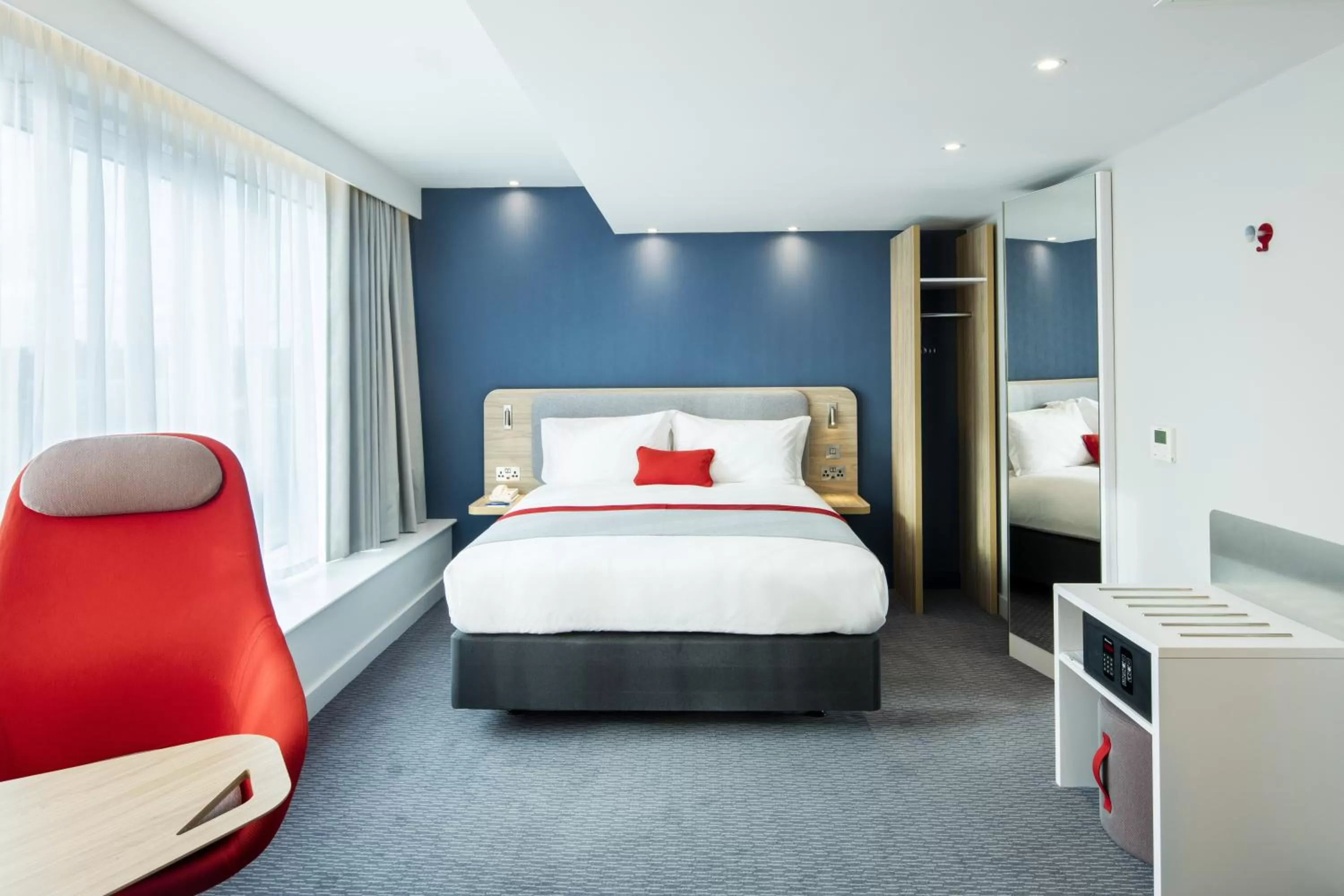 Photo of the whole room, Bed in Holiday Inn Express Dublin City Centre by IHG