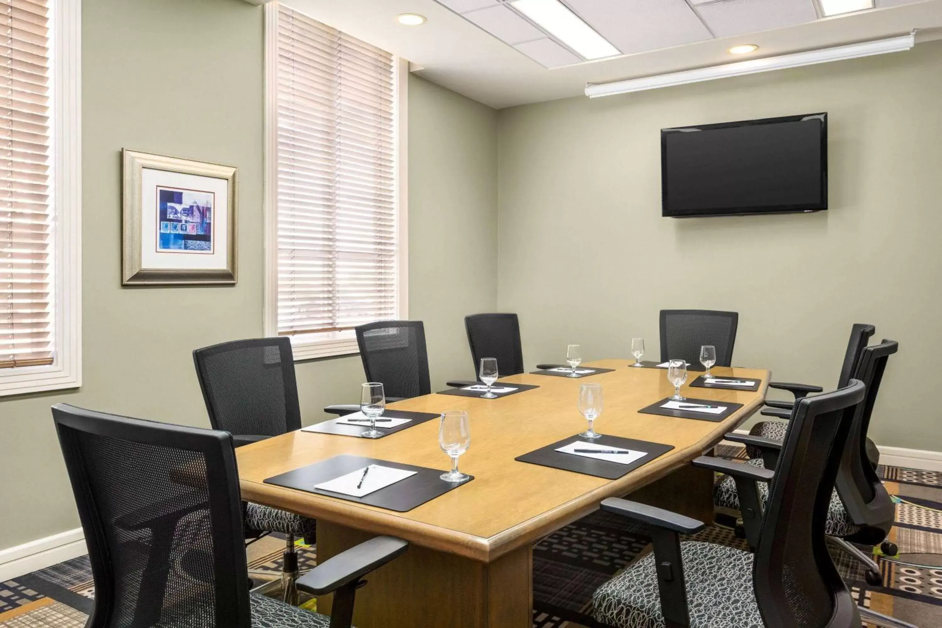 Meeting/conference room in Royal Hotel Edmonton Airport Trademark Collection By Wyndham