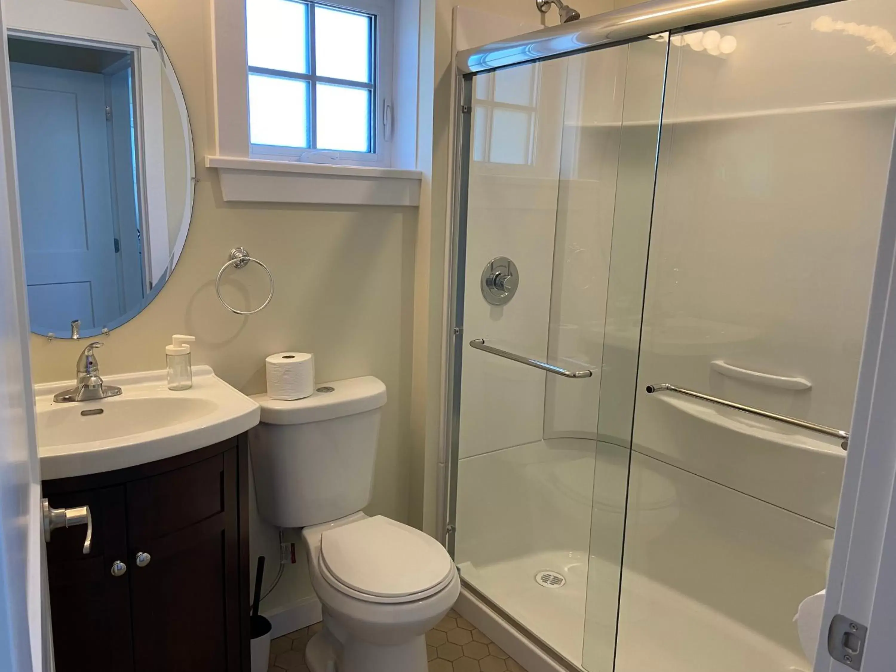 Shower, Bathroom in Windsor Guest House