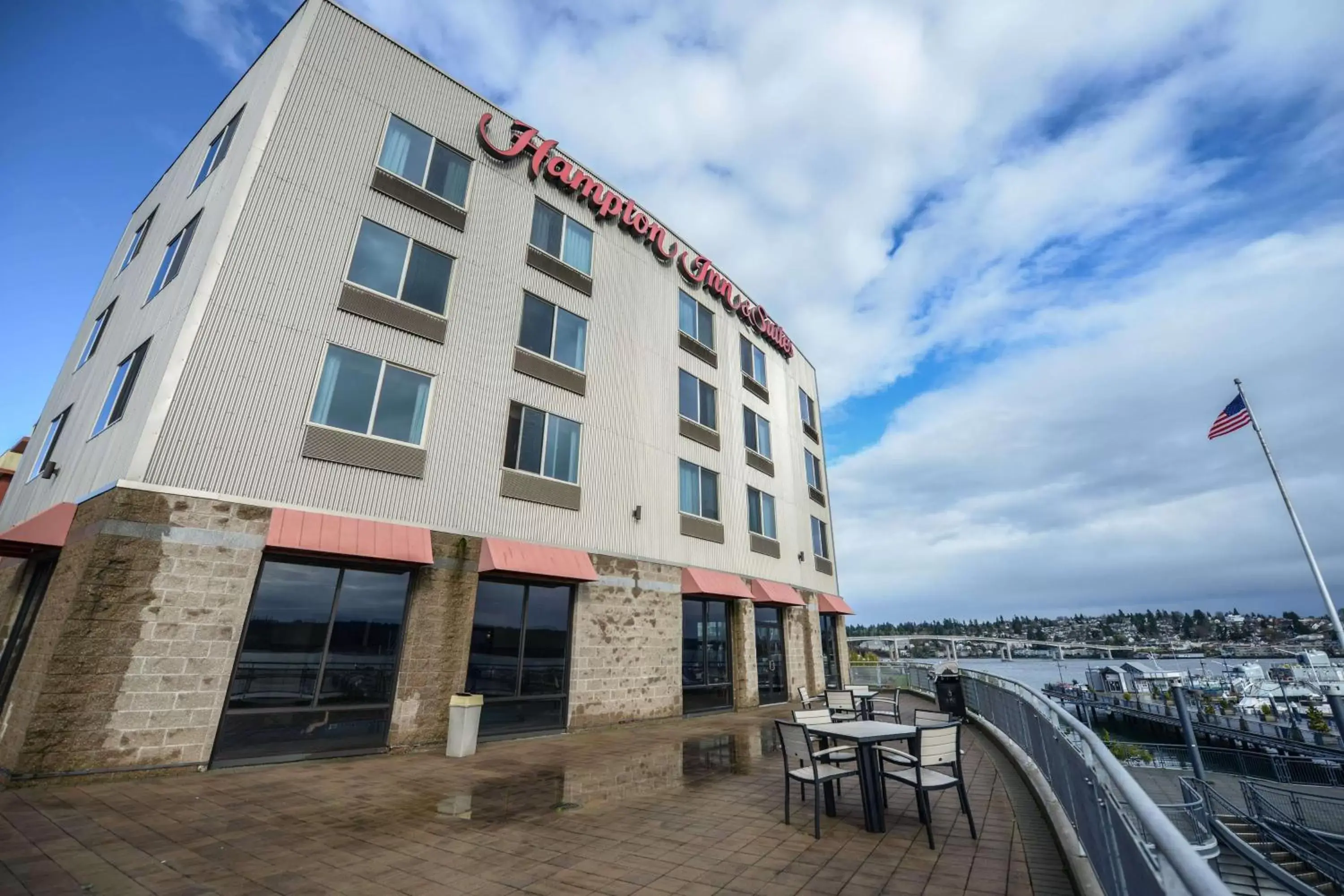 Property building in Hampton Inn & Suites Bremerton Property building in Hampton Inn & Suites Bremerton