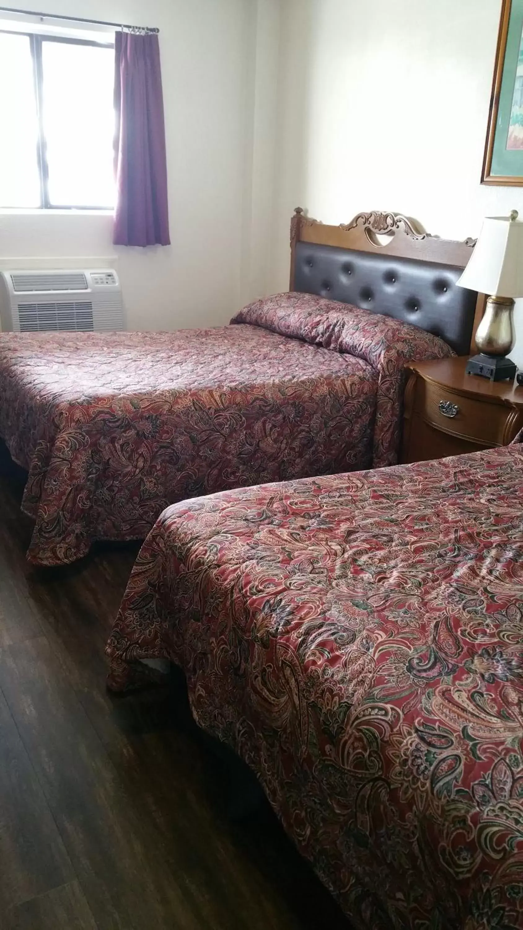 Photo of the whole room, Bed in Ontario Inn