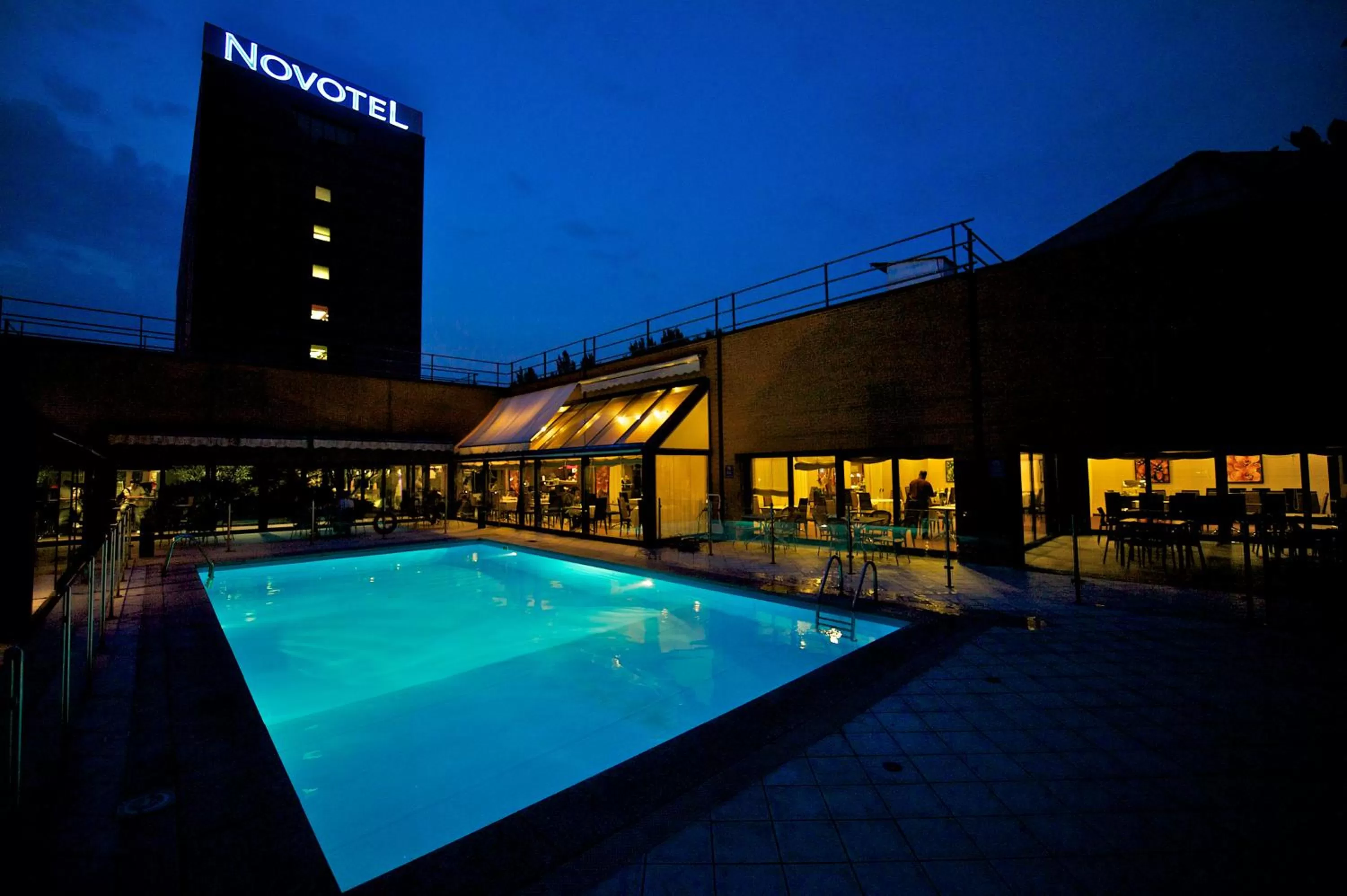 Swimming pool in Novotel Milano Linate Aeroporto