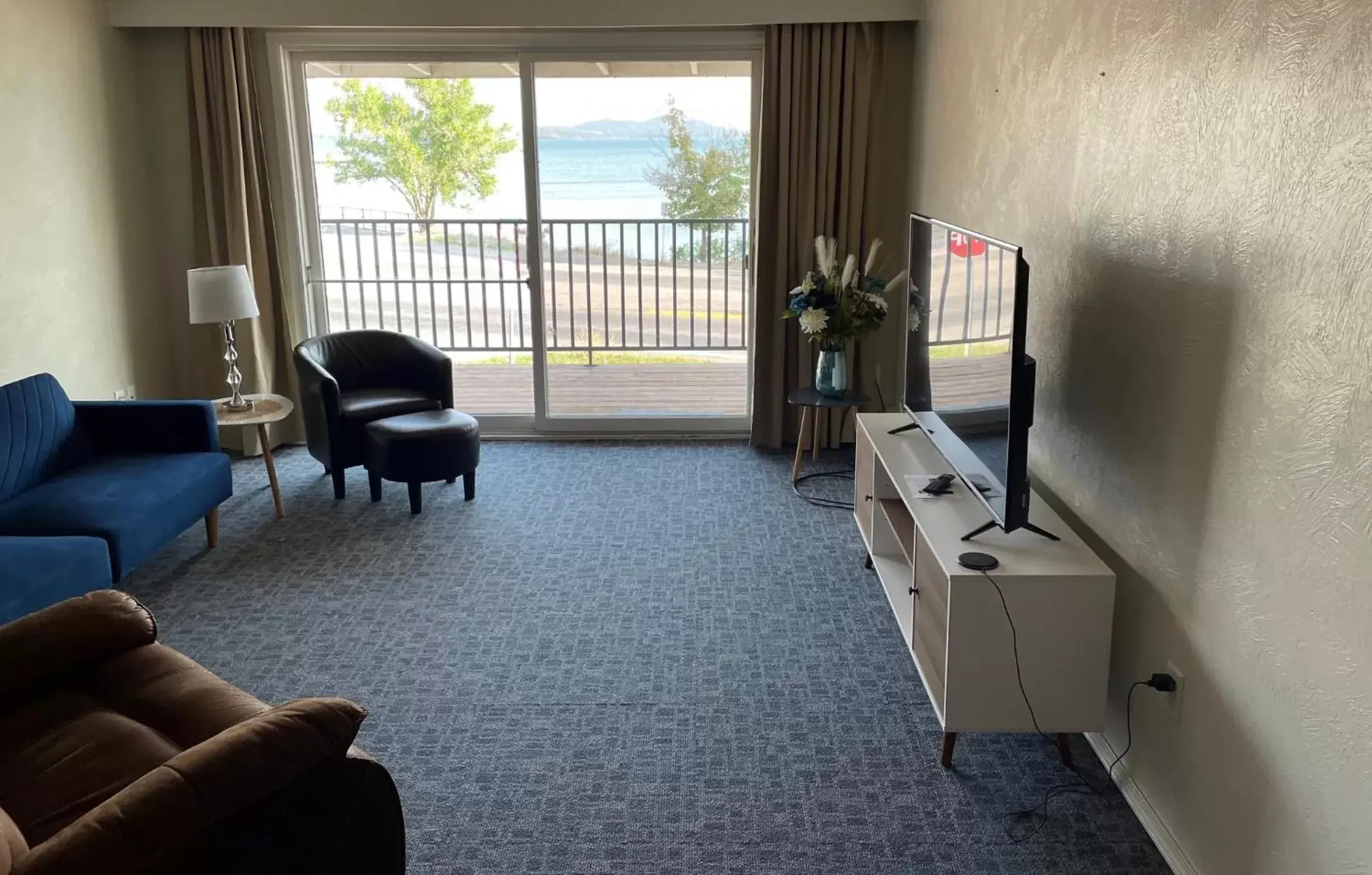 TV and multimedia, Seating Area in Americas Best Value Inn Polson