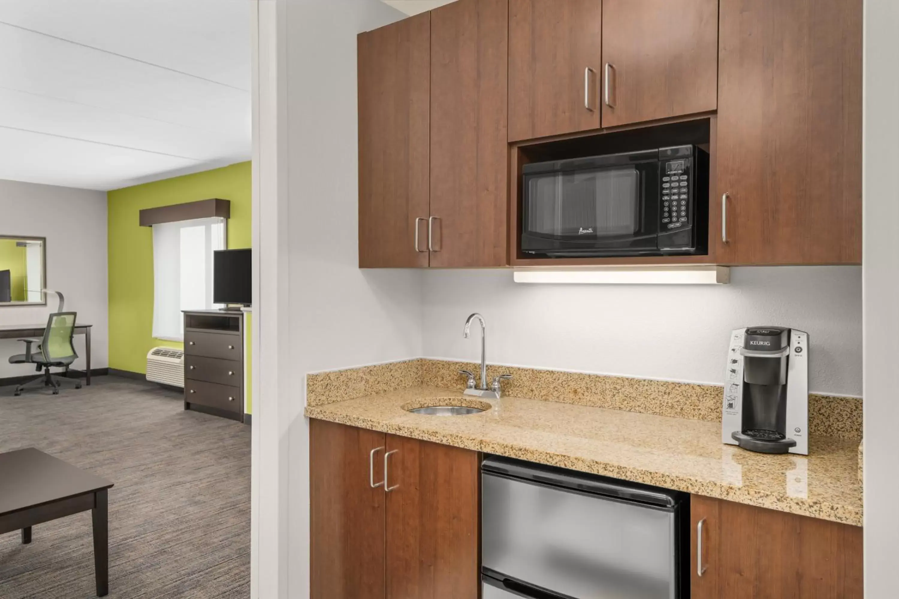 Kitchen/Kitchenette in Holiday Inn Express & Suites Wilmington-Newark, an IHG Hotel