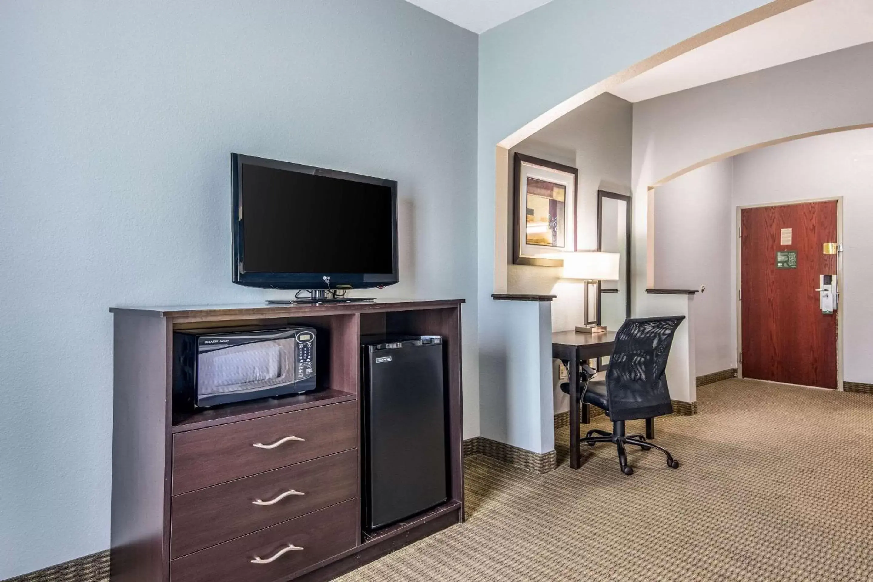 Photo of the whole room, TV/Entertainment Center in Quality Suites Maumelle - Little Rock NW