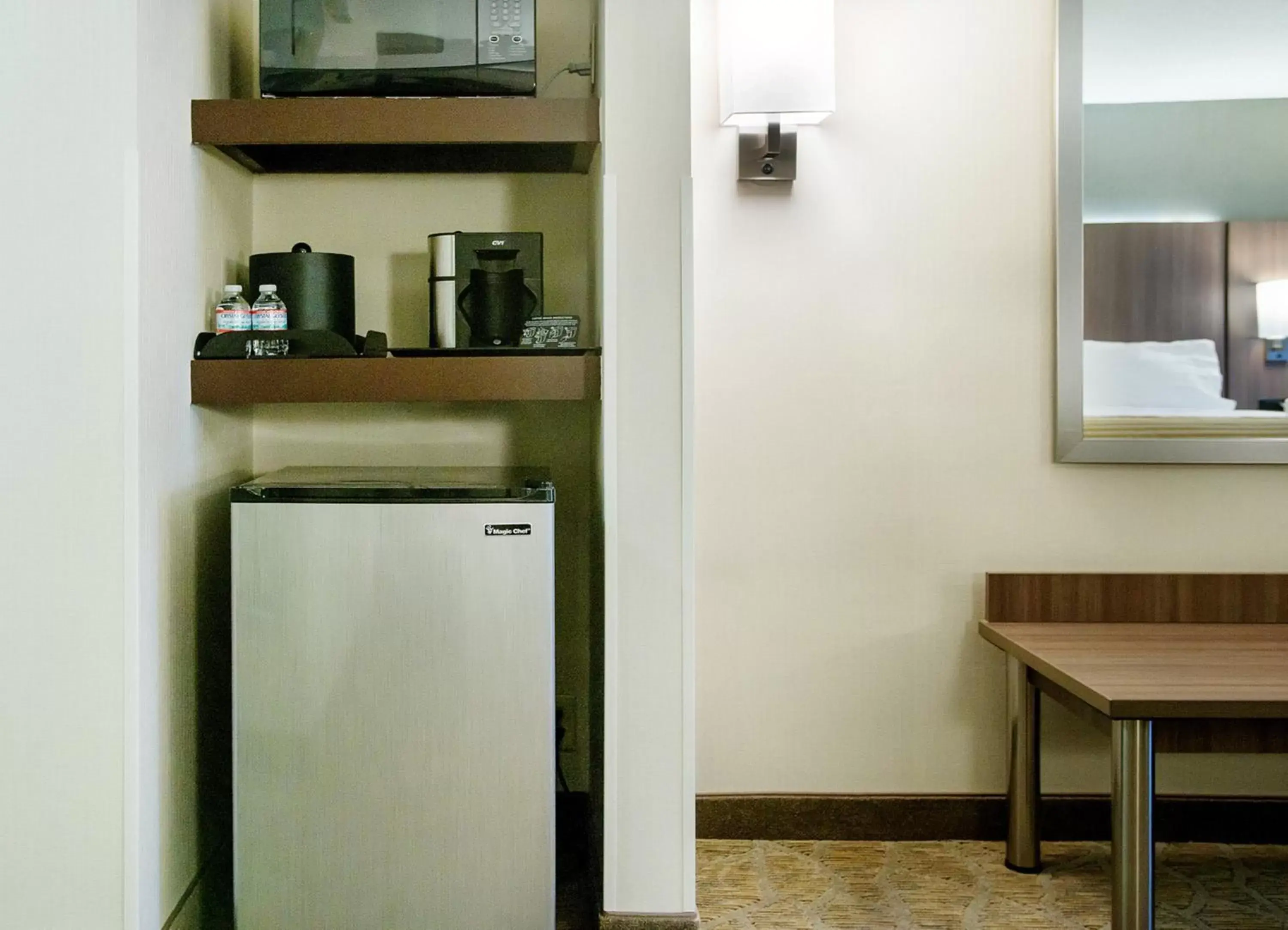 Photo of the whole room, TV/Entertainment Center in Holiday Inn Nashville Vanderbilt, an IHG Hotel