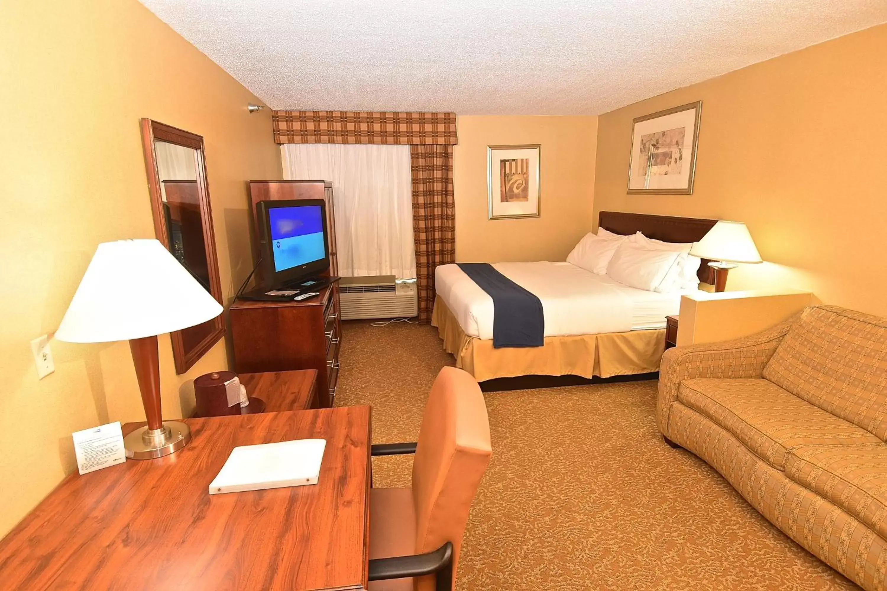 Photo of the whole room in Holiday Inn Express Hotel & Suites Fenton/I-44, an IHG Hotel