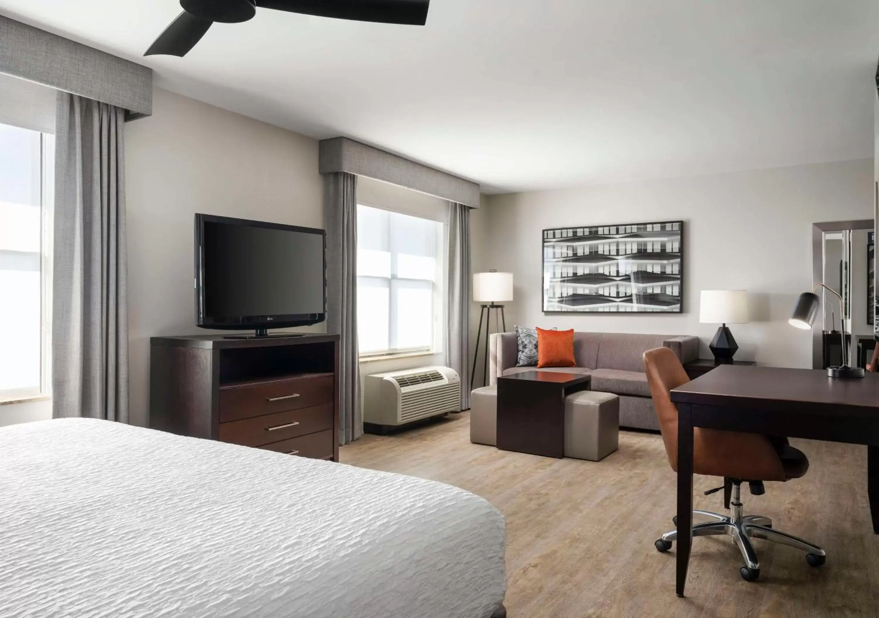 Bed, TV/Entertainment Center in Homewood Suites by Hilton Carle Place - Garden City, NY