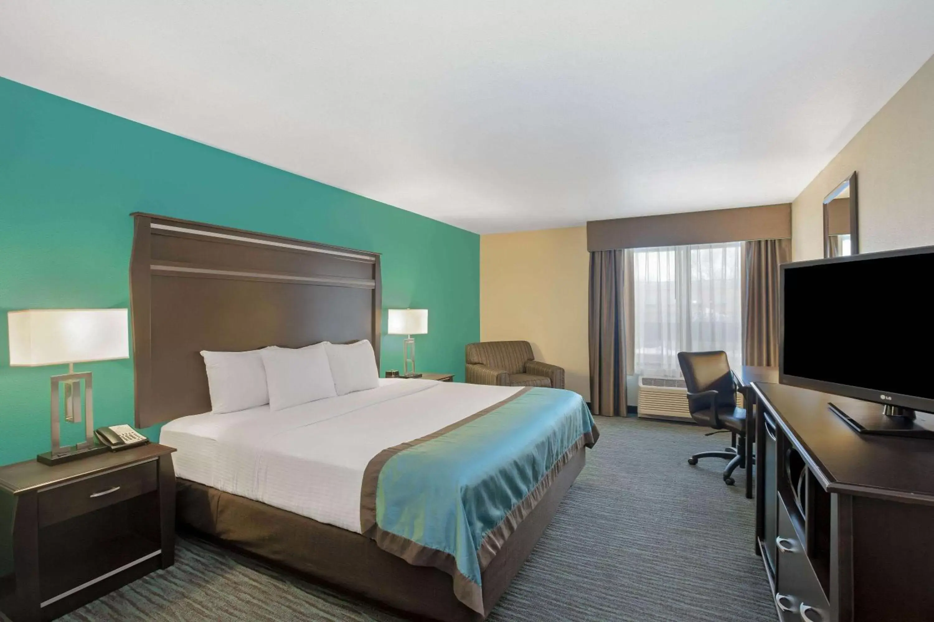 Photo of the whole room, Bed in La Quinta by Wyndham Sioux Falls