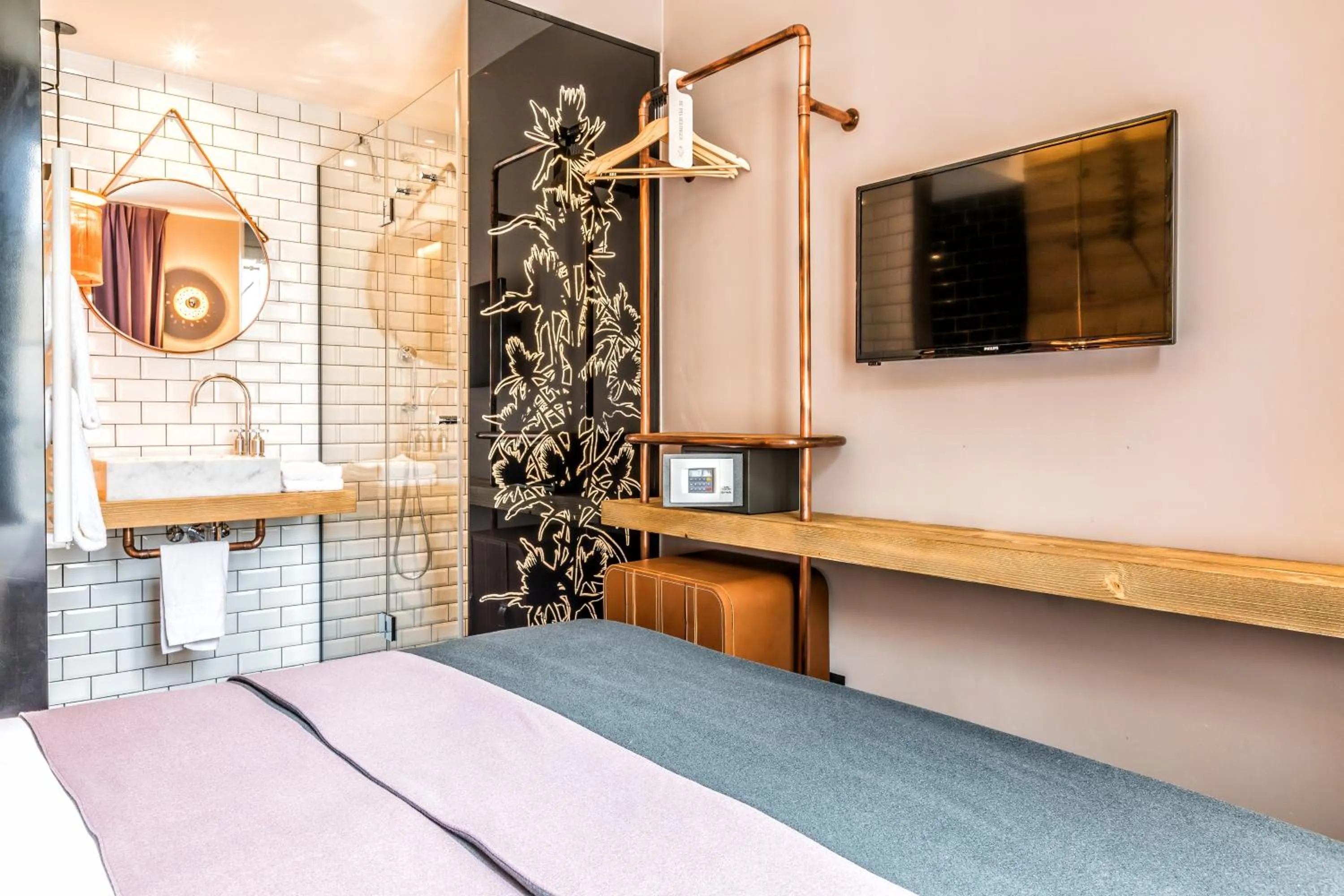 Shower, Bed in Hotel Restaurant Au Boeuf Couronné