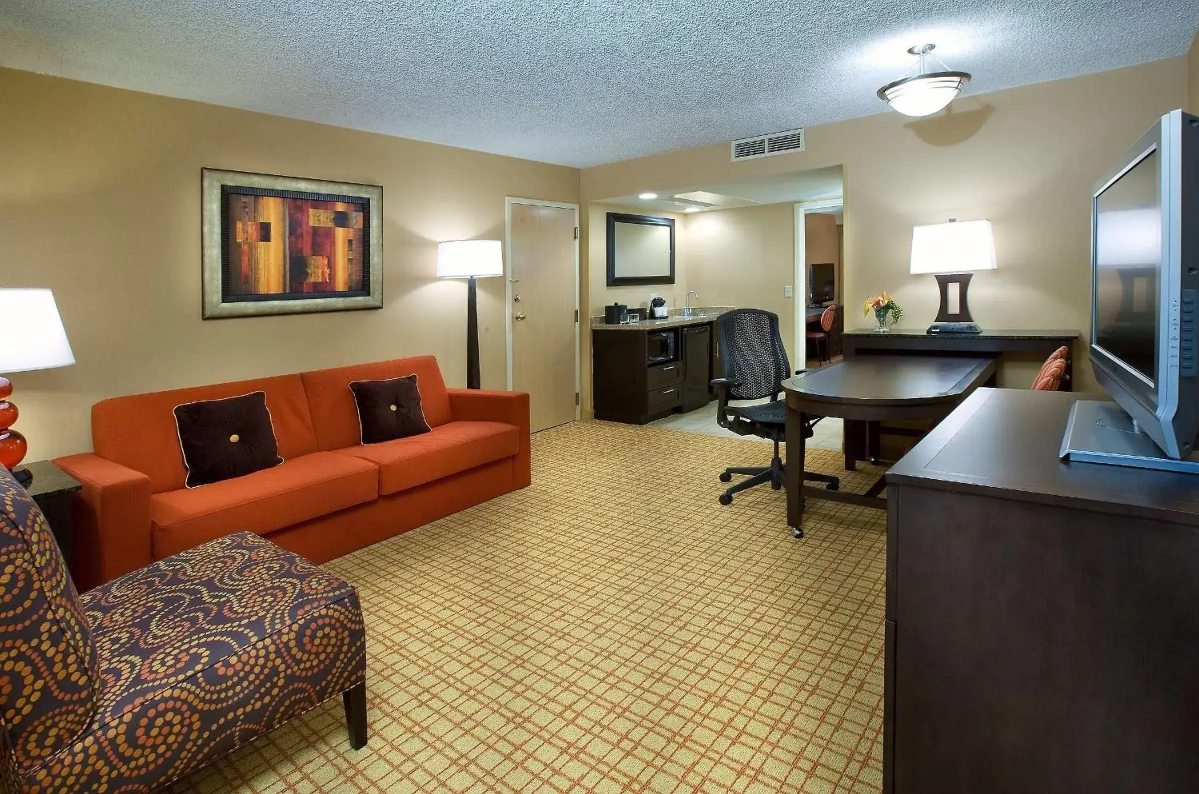 Living room, Seating Area in Embassy Suites by Hilton Kansas City International Airport