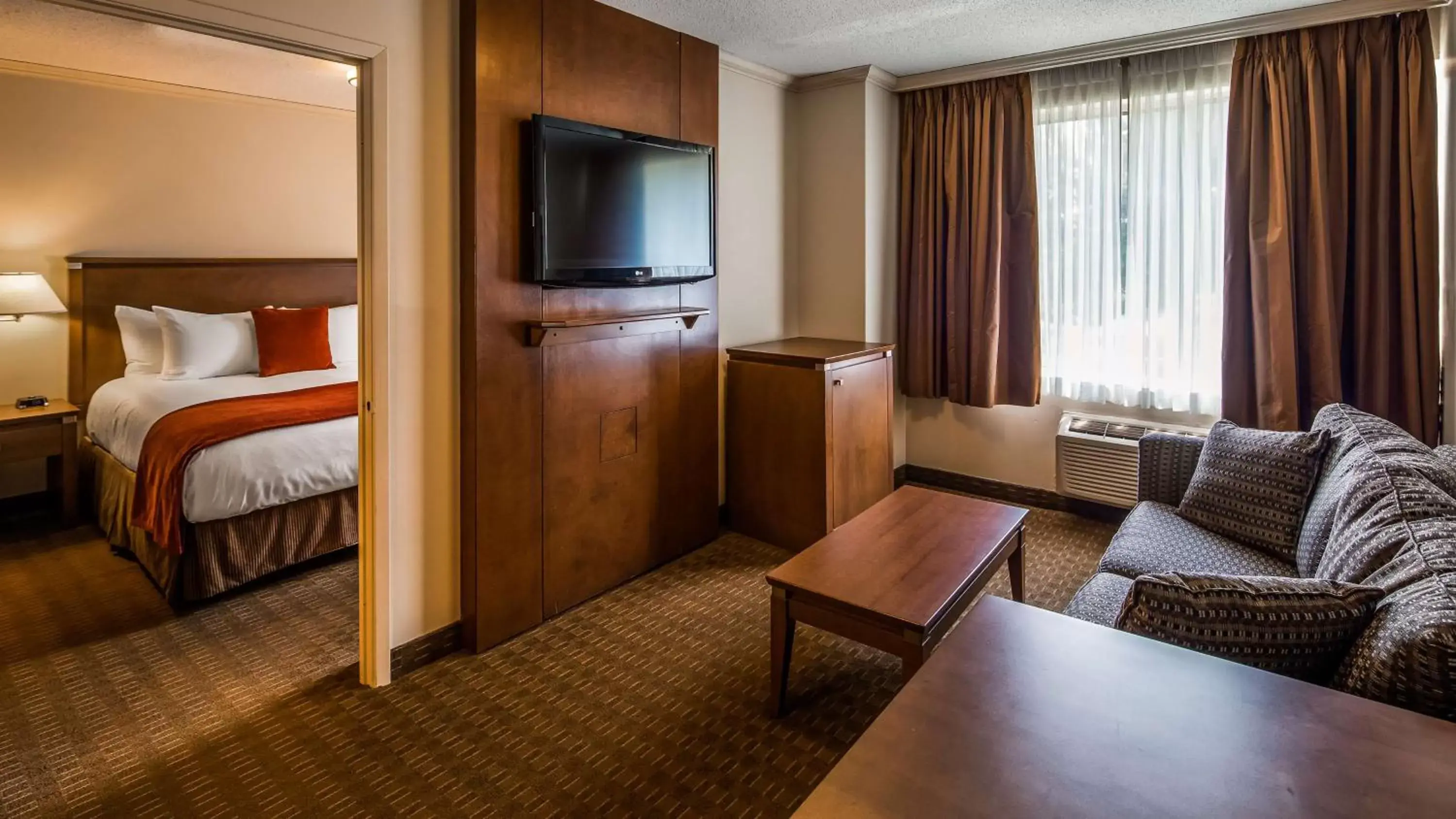 Photo of the whole room, TV/Entertainment Center in Best Western Plus Guildwood Inn