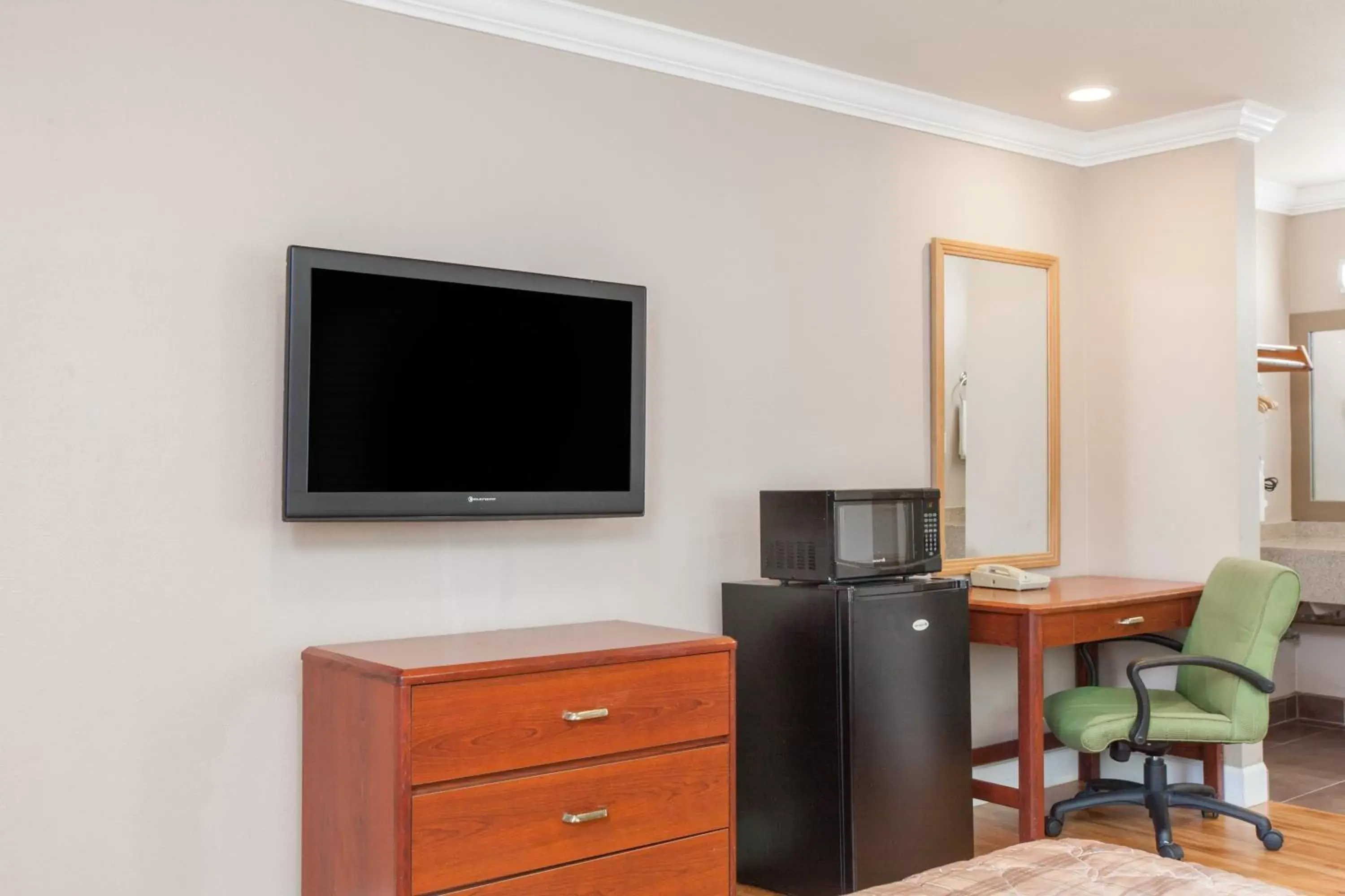 TV and multimedia, Coffee/Tea Facilities in Days Inn by Wyndham San Francisco S/Oyster Point Airport