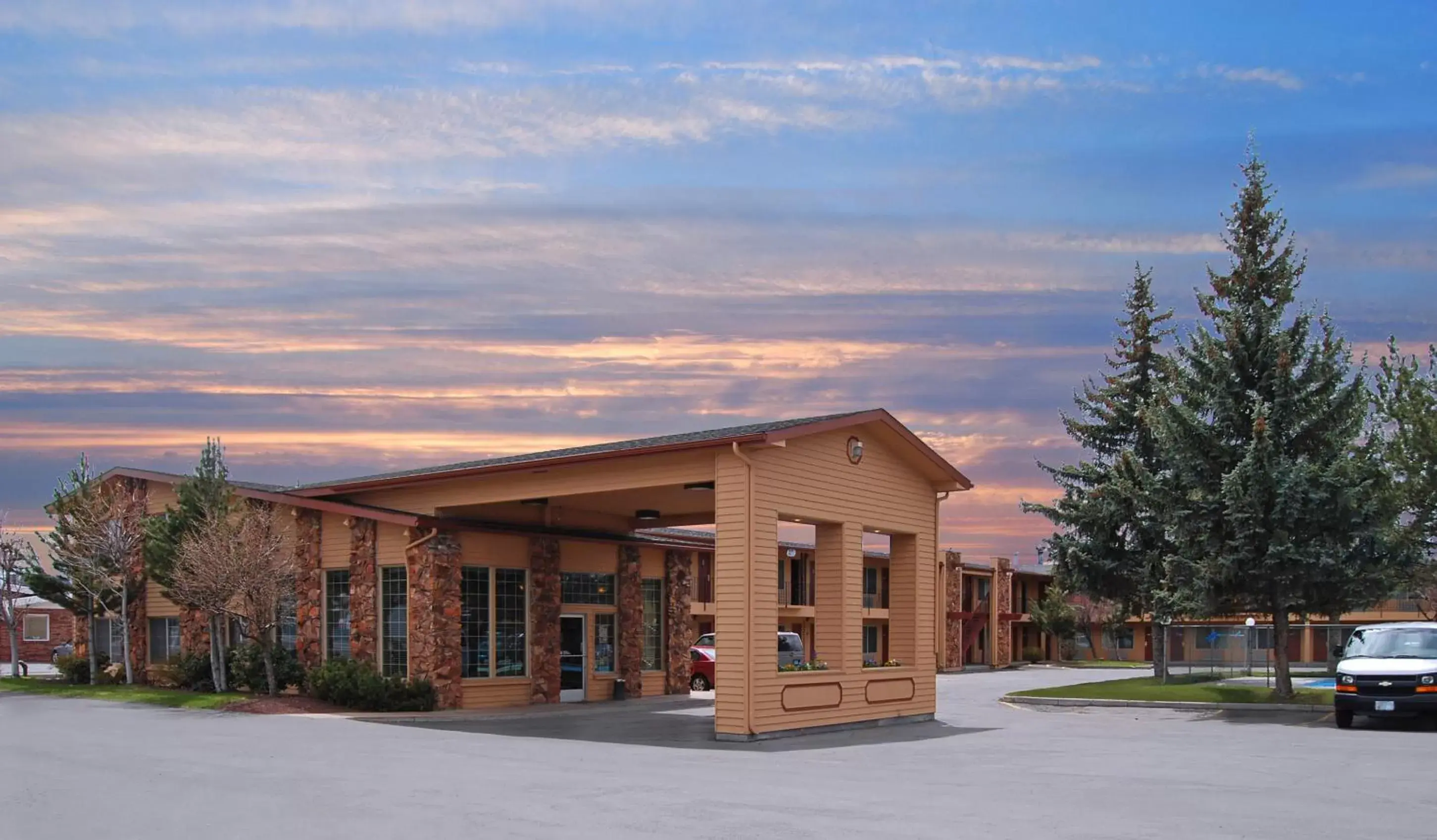 Facade/entrance, Property Building in Cimarron Inn Klamath Falls