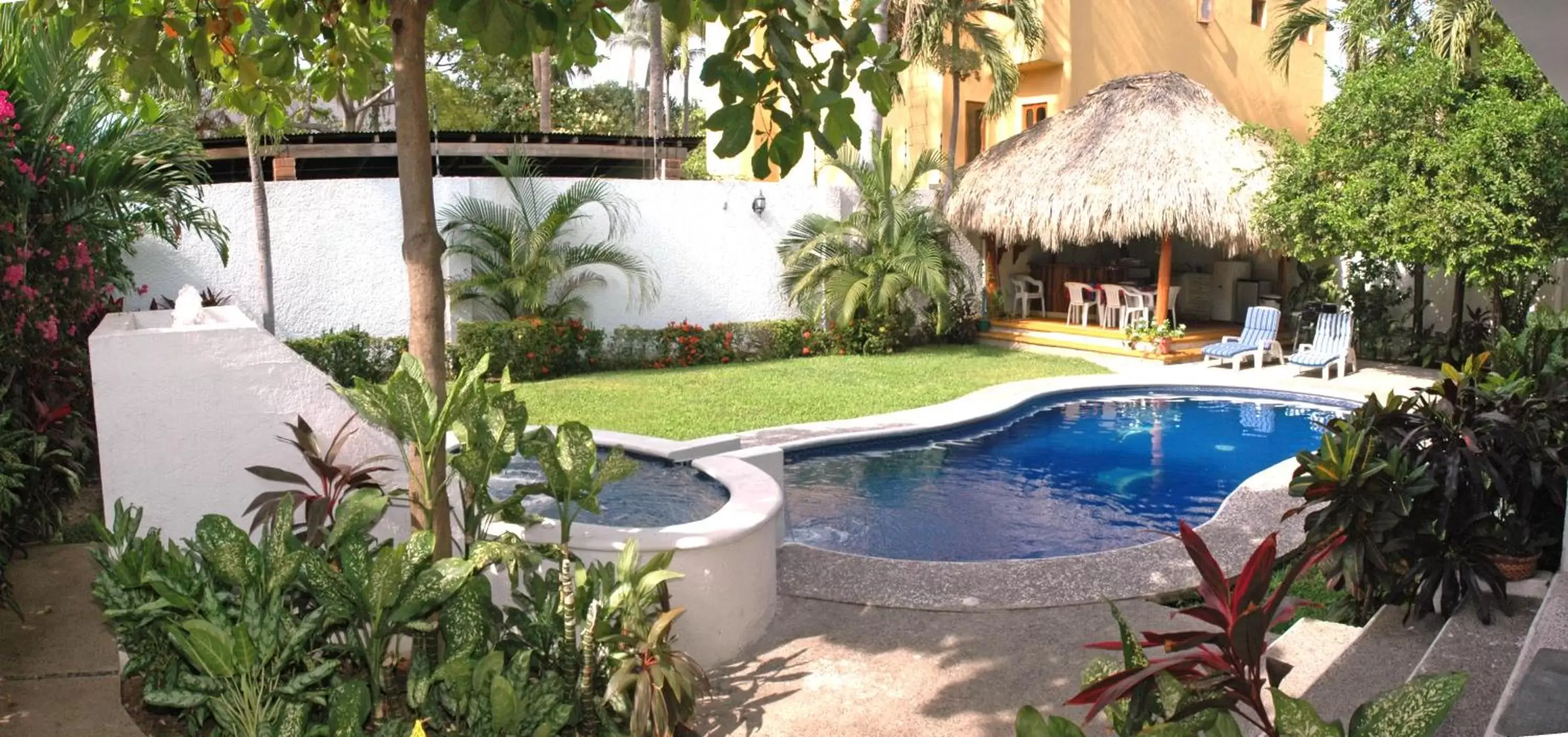 Hot Tub, Swimming Pool in Villas Mercedes