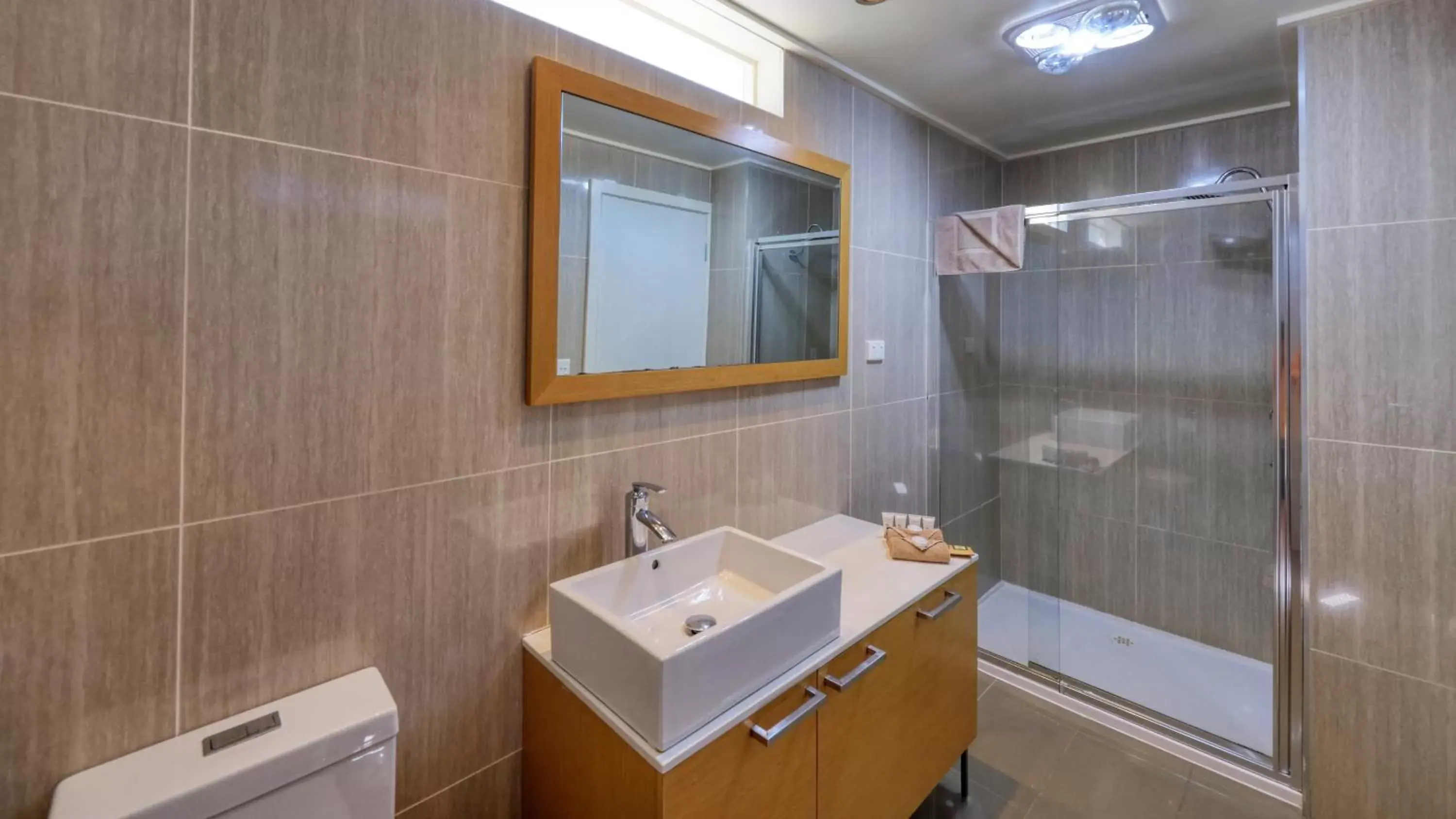 Shower, Bathroom in New Crossing Place Motel