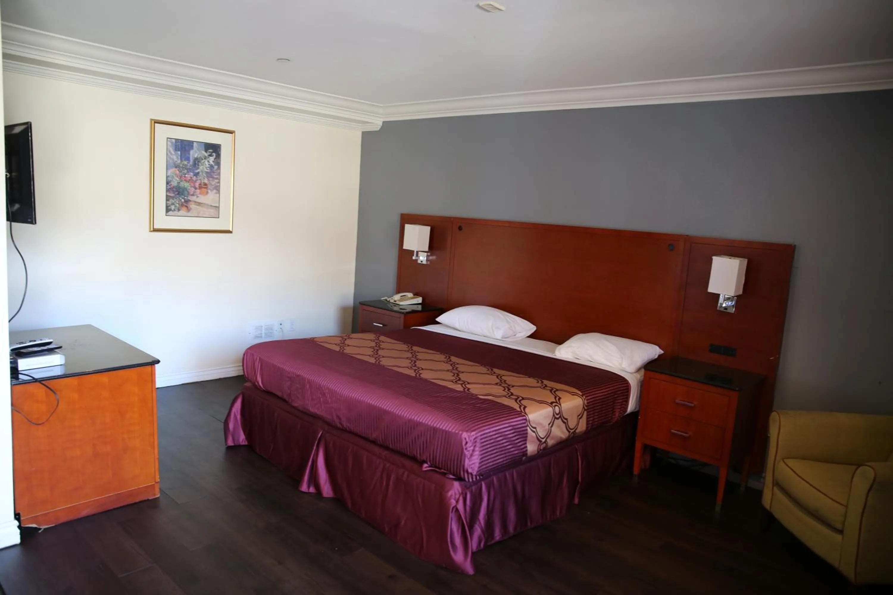 Bed in Chateau Inn & Suites