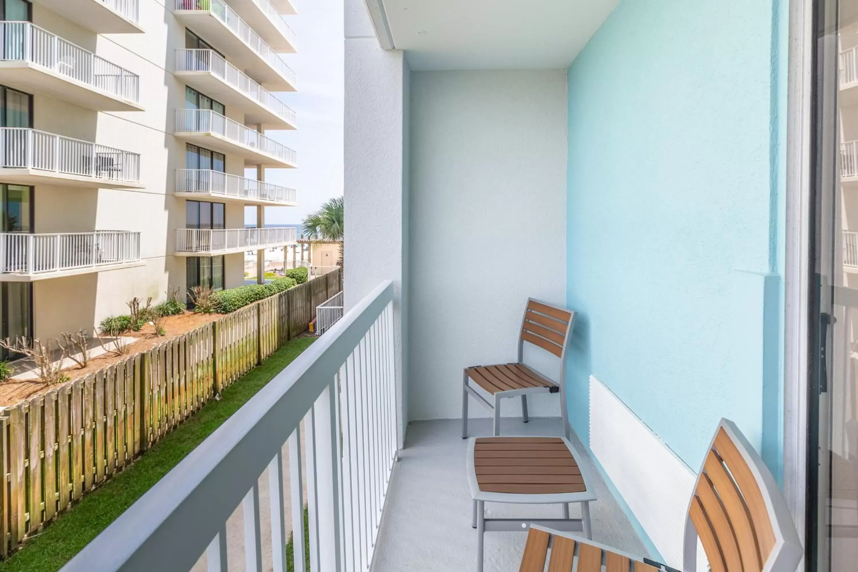 Photo of the whole room, Balcony/Terrace in Holiday Inn Express Orange Beach - On The Beach, an IHG Hotel