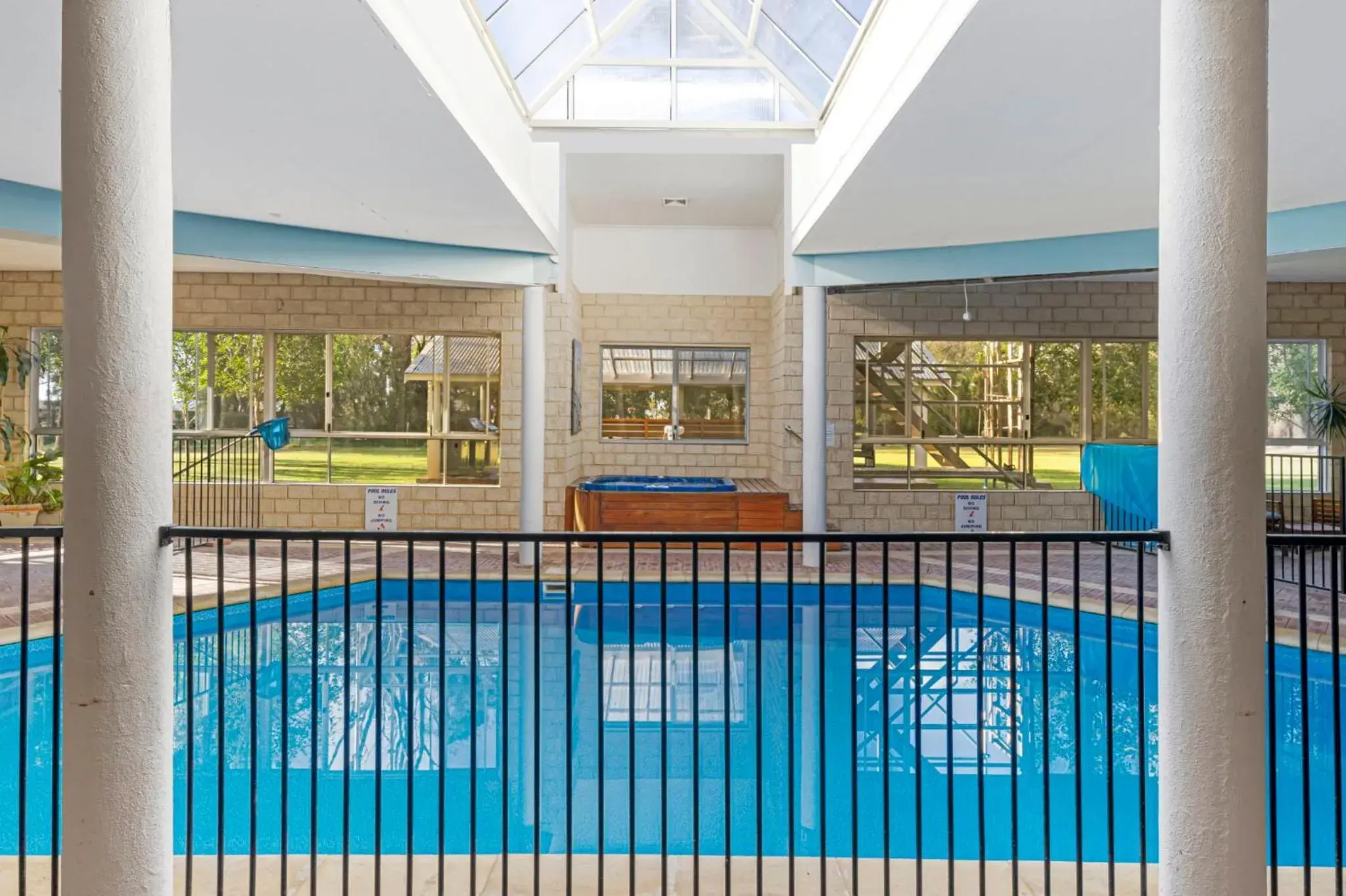 Swimming Pool in Inn The Tuarts Guest Lodge Busselton Accommodation - Adults Only