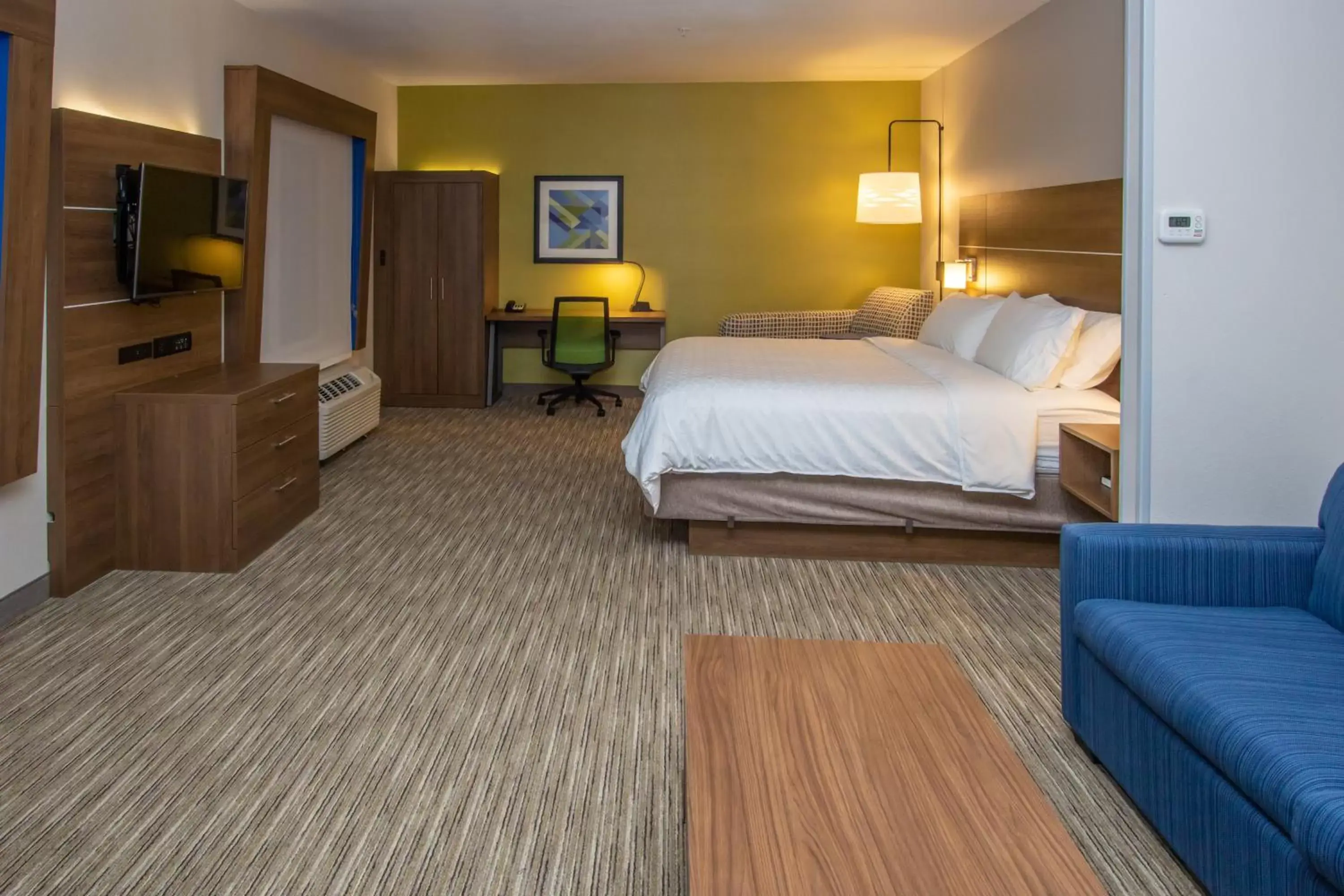 Photo of the whole room, Bed in Holiday Inn Express Hotel & Suites Roseville - Galleria Area, an IHG Hotel