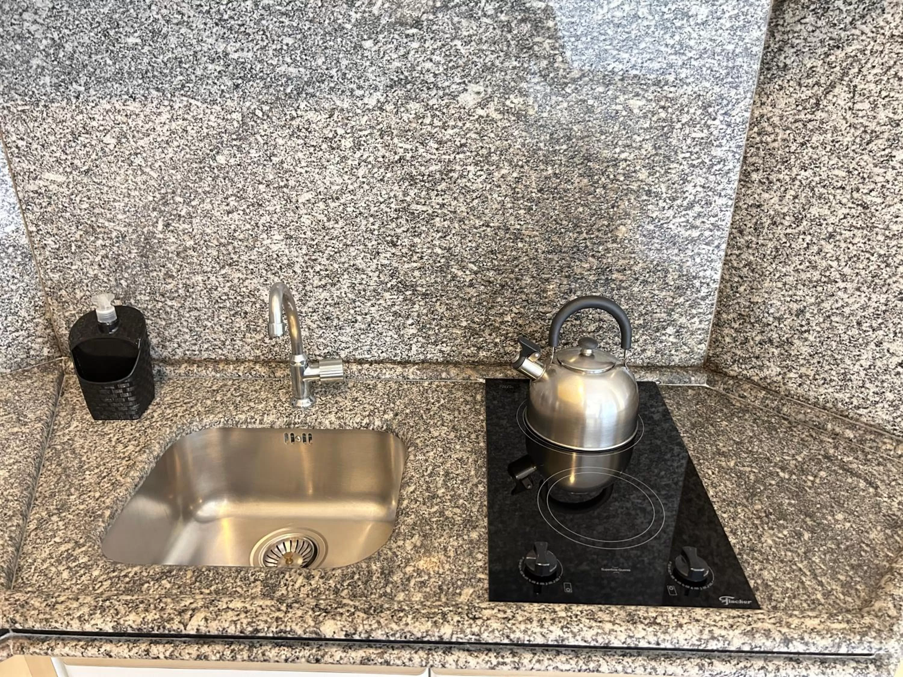 Coffee/tea facilities in Golfinhos Apart Hotel