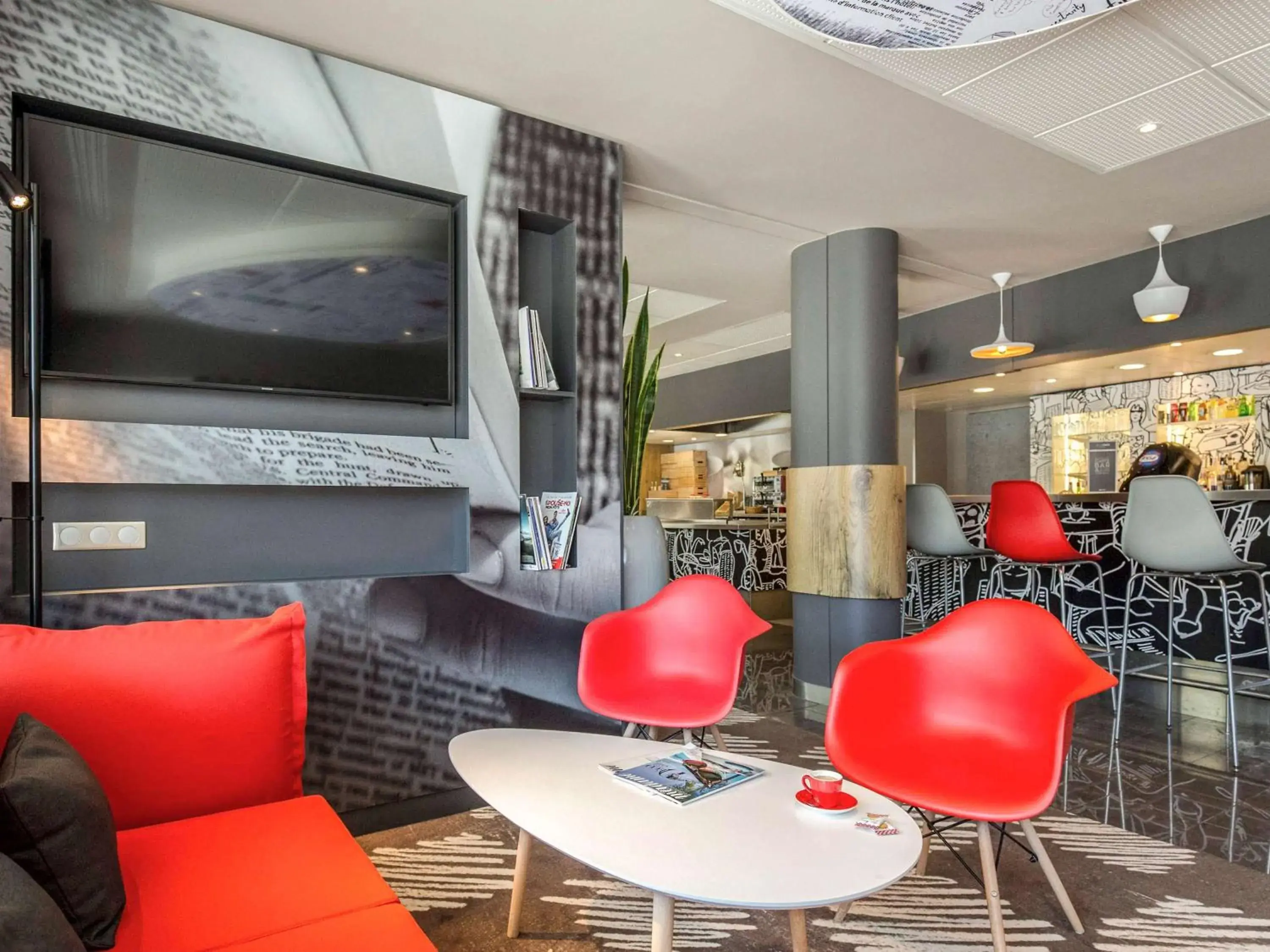 Lounge or bar in ibis Cannes Mandelieu