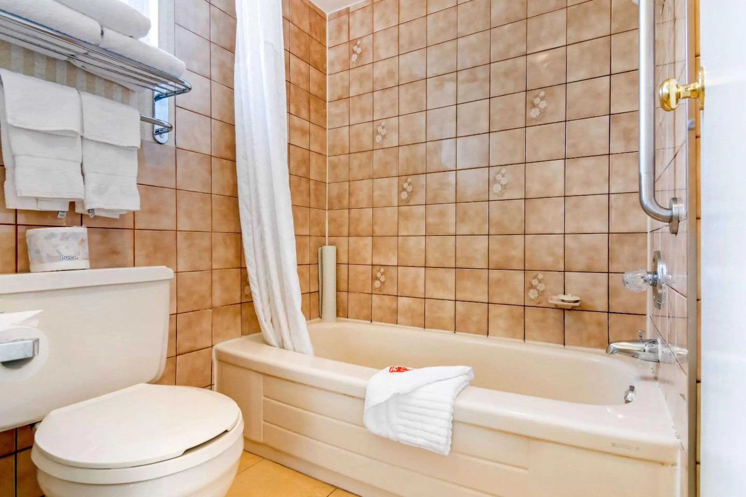 Bedroom, Bathroom in Econo Lodge Inn & Suites - North Vancouver