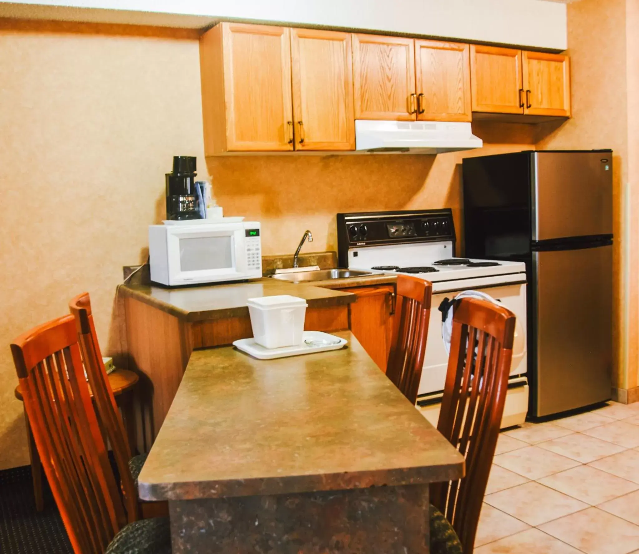 Photo of the whole room, Kitchen/Kitchenette in Stony Plain Inn & Suites