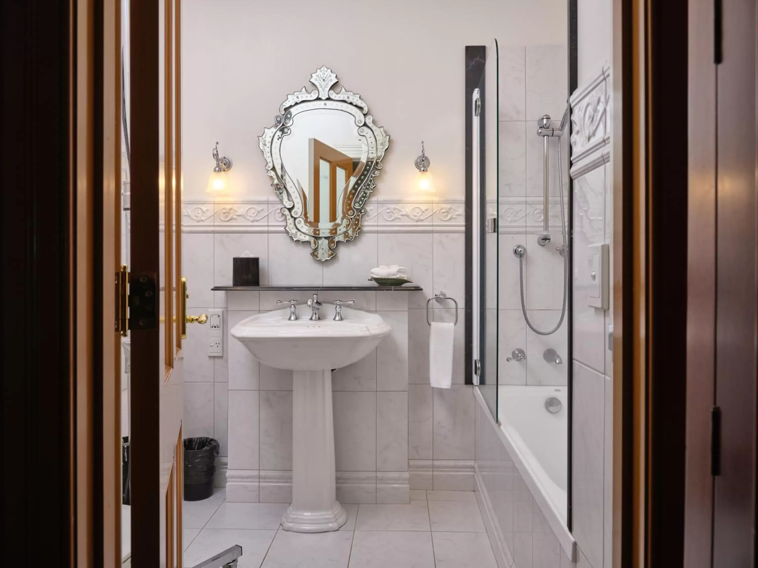 Bathroom in Craig's Royal Hotel