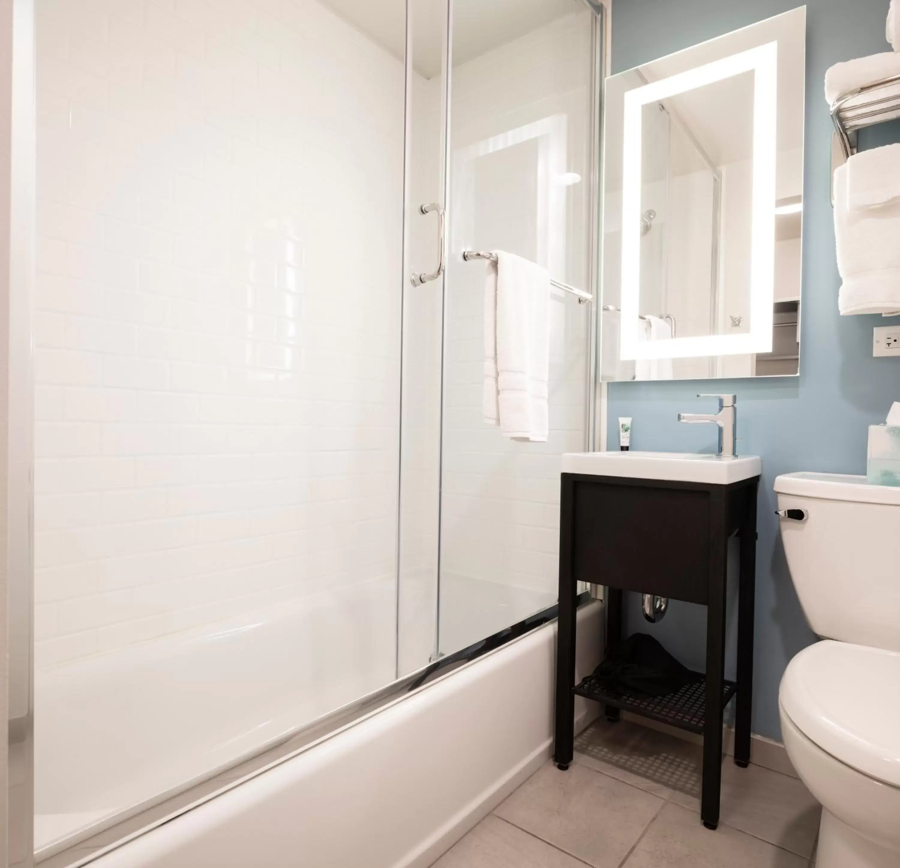 Shower, Bathroom in Hotel Saint Clair - Magnificent Mile