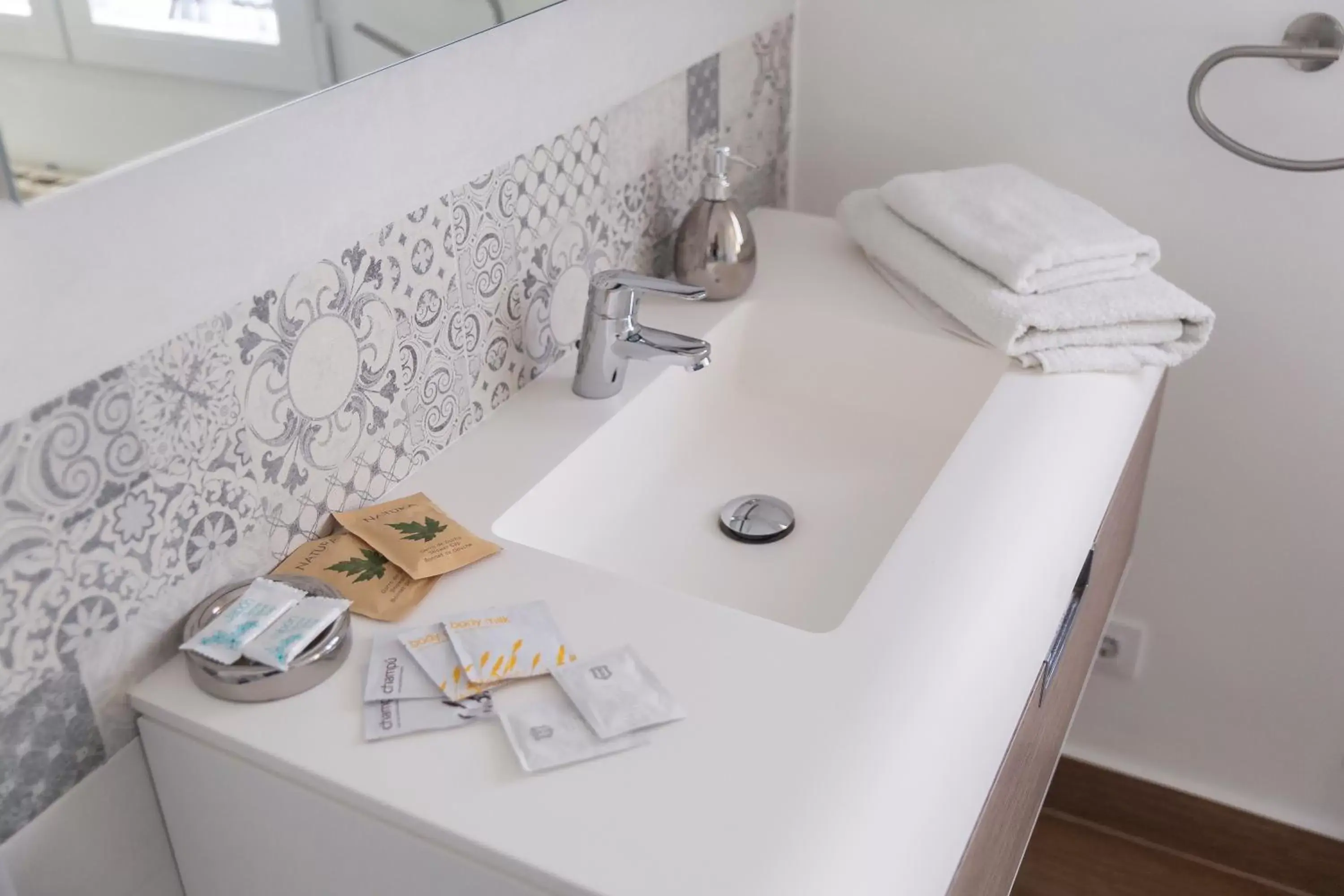 Toilet, Bathroom in Hotel Consuegra