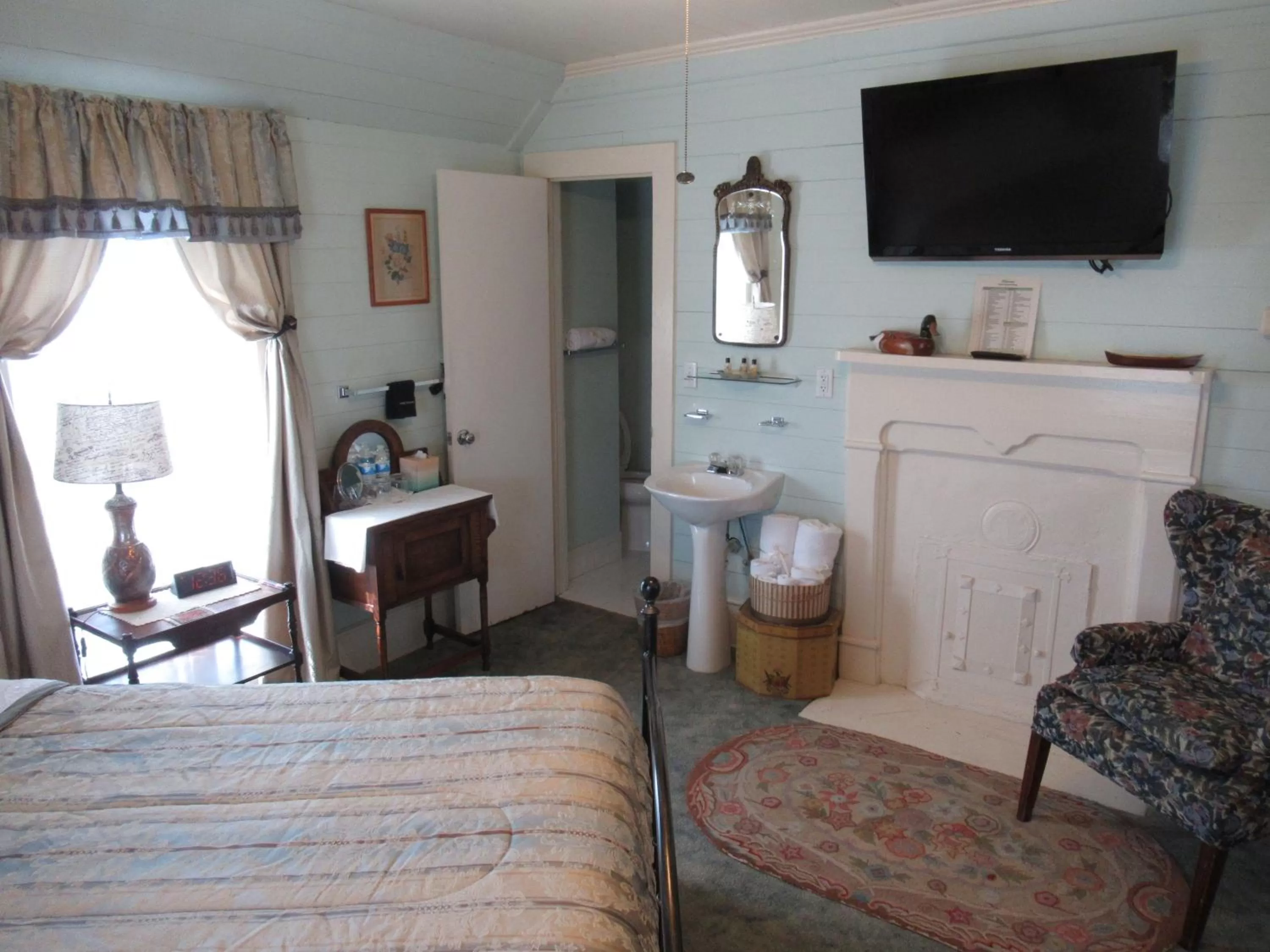 Bed in Carrier Houses Bed & Breakfast