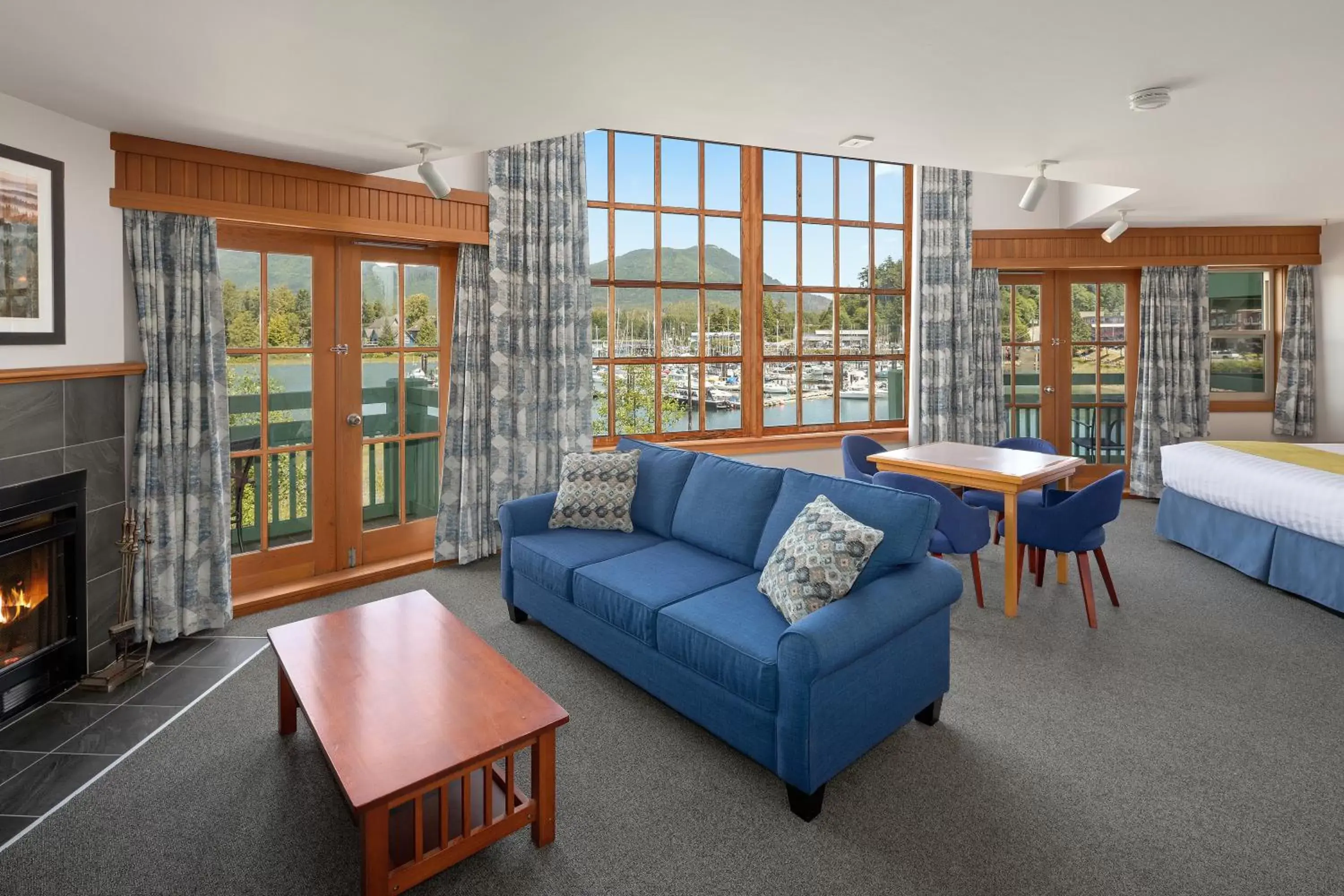 Bed, Seating Area in Canadian Princess Lodge & Marina