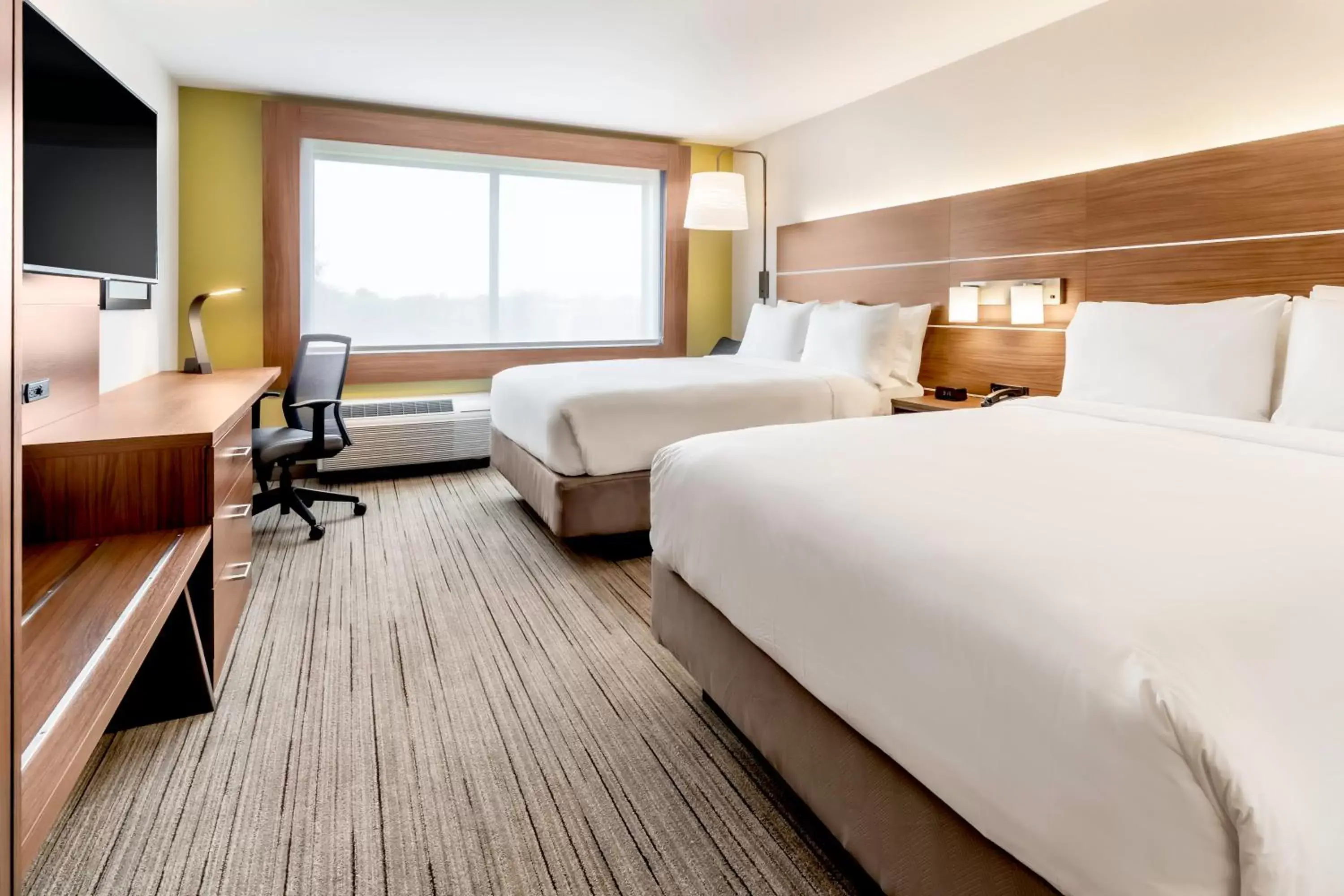 Photo of the whole room, Bed in Holiday Inn Express & Suites - Milwaukee West Allis, an IHG Hotel