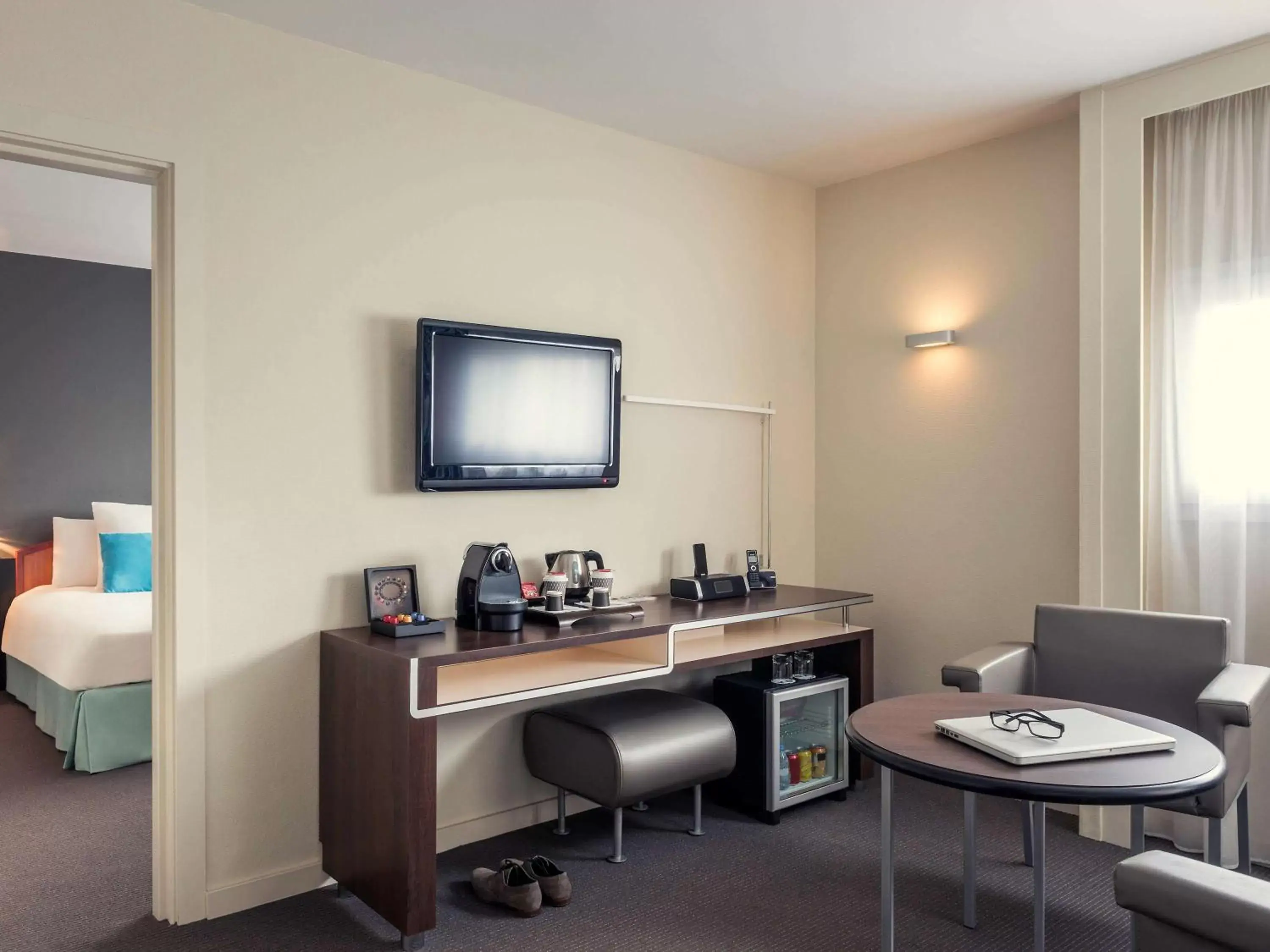 Photo of the whole room, TV/Entertainment Center in Mercure Rennes Centre Gare