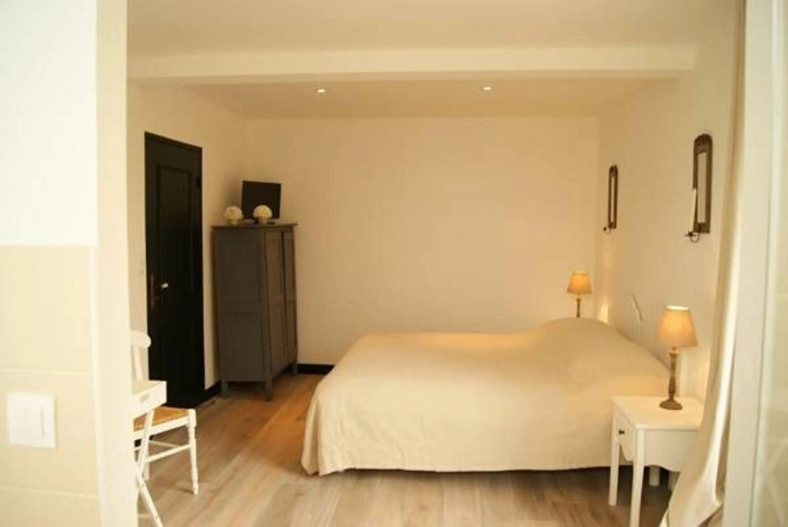 Photo of the whole room, Bed in La Grange De Salomé