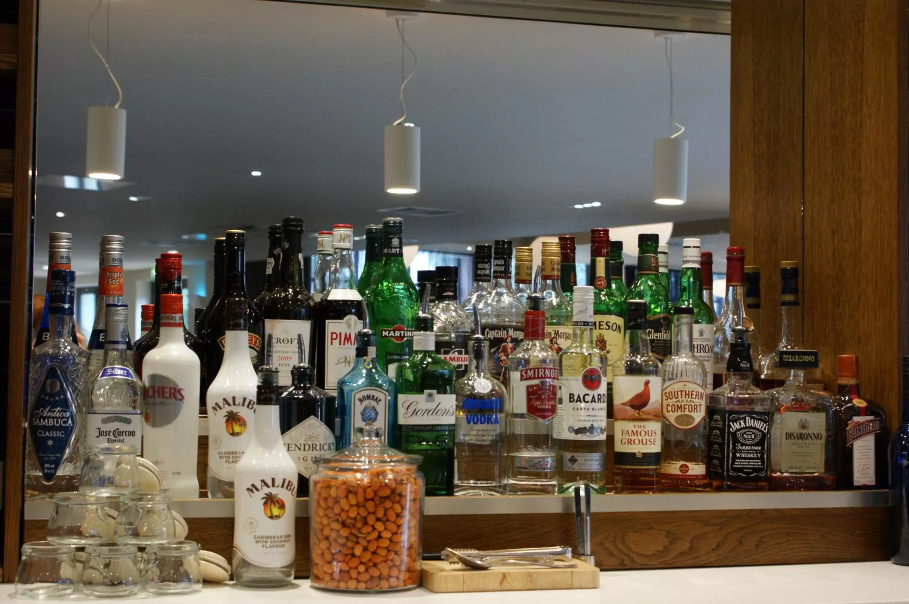 Lounge or bar in Holiday Inn Huntingdon Racecourse, an IHG Hotel