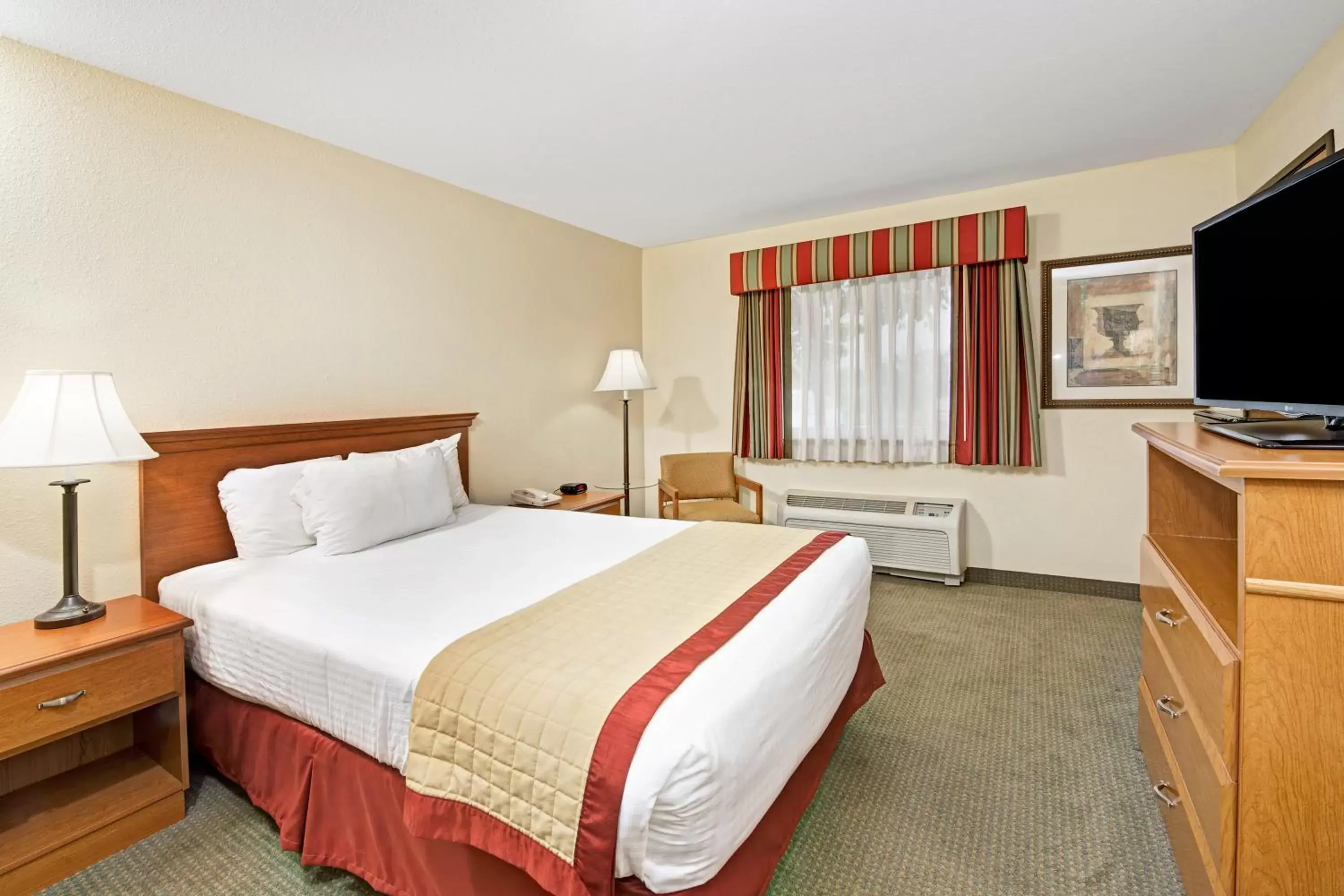 Photo of the whole room, Bed in Baymont by Wyndham Indianapolis