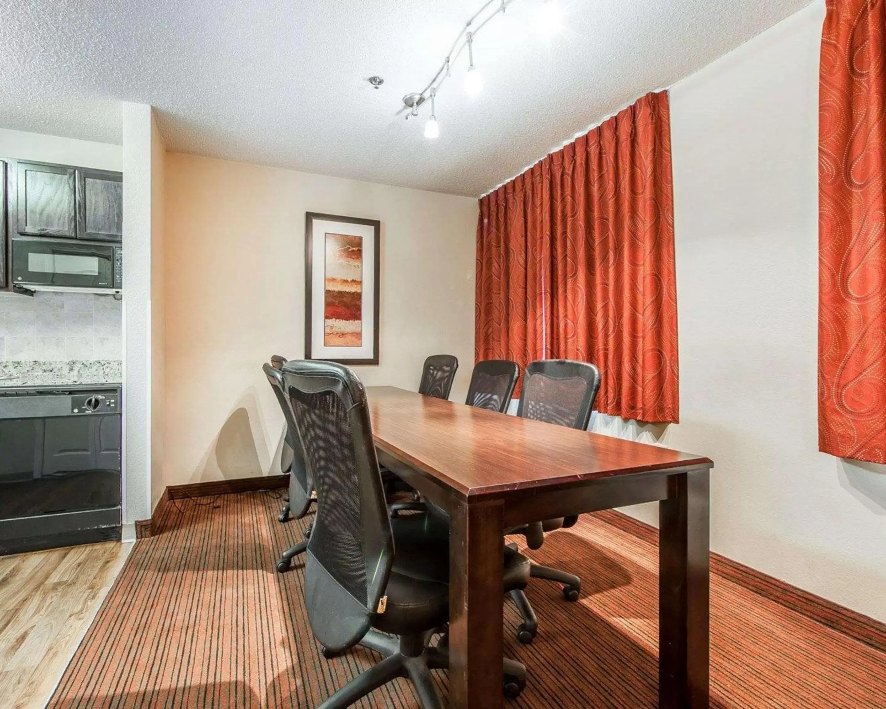 Bedroom, Dining Area in MainStay Suites Knoxville Airport