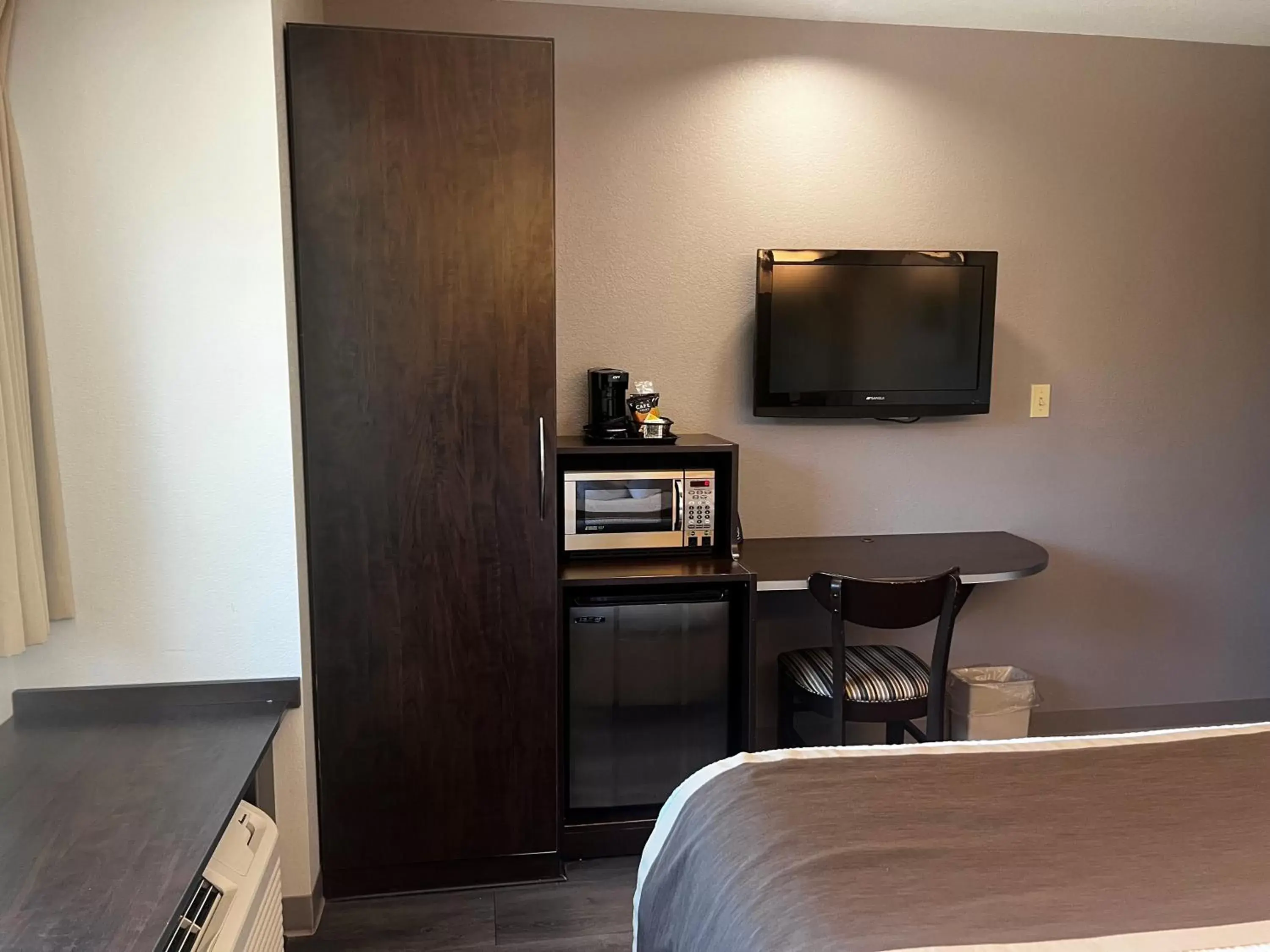Bedroom, TV/Entertainment Center in Microtel Inn & Suites by Wyndham Pearl River/Slidell