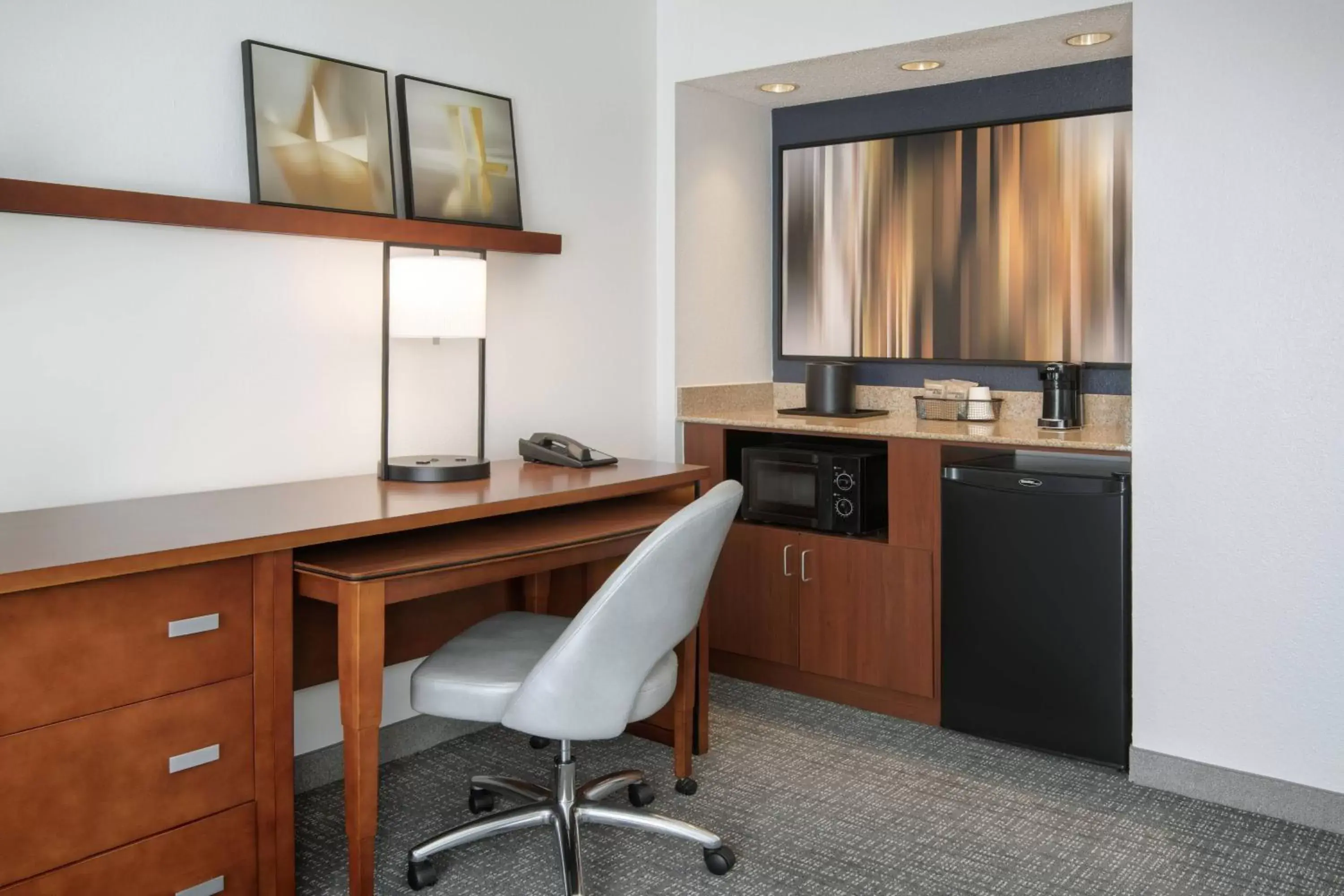 Photo of the whole room, Kitchen/Kitchenette in Courtyard by Marriott Augusta