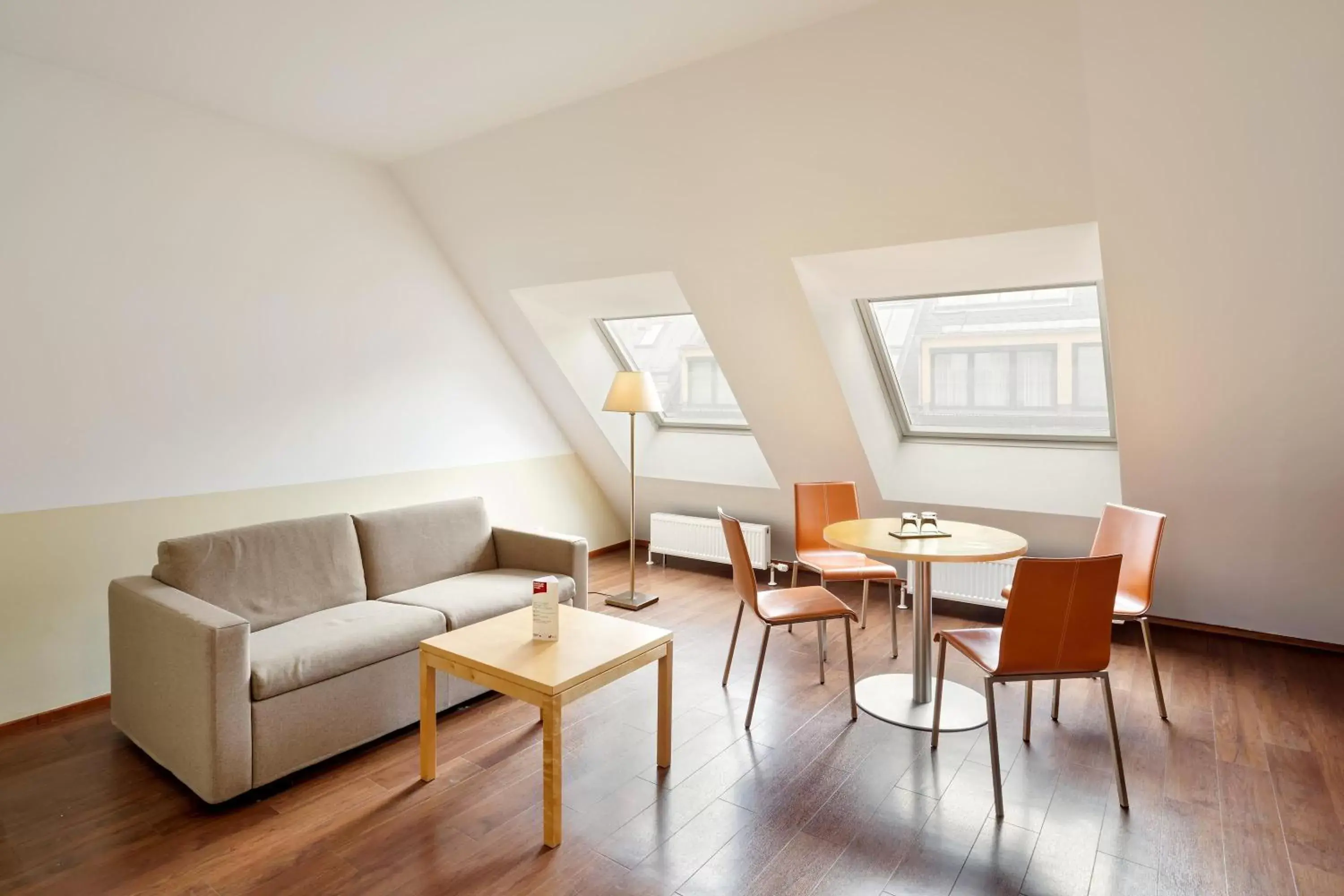 Photo of the whole room, Seating Area in Austria Trend Hotel beim Theresianum Wien