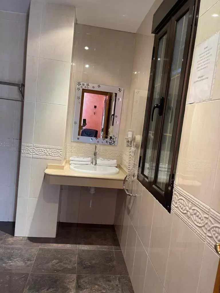 Bathroom in HOTEL Restaurante la barca