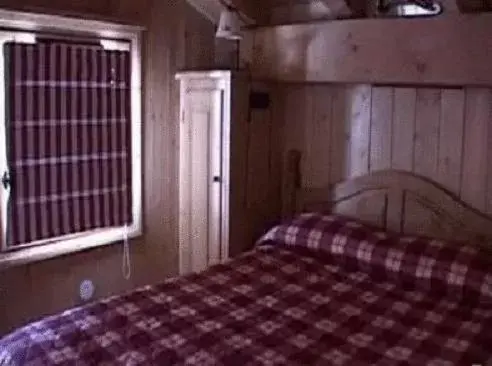 Photo of the whole room, Bed in Chalets de Julie