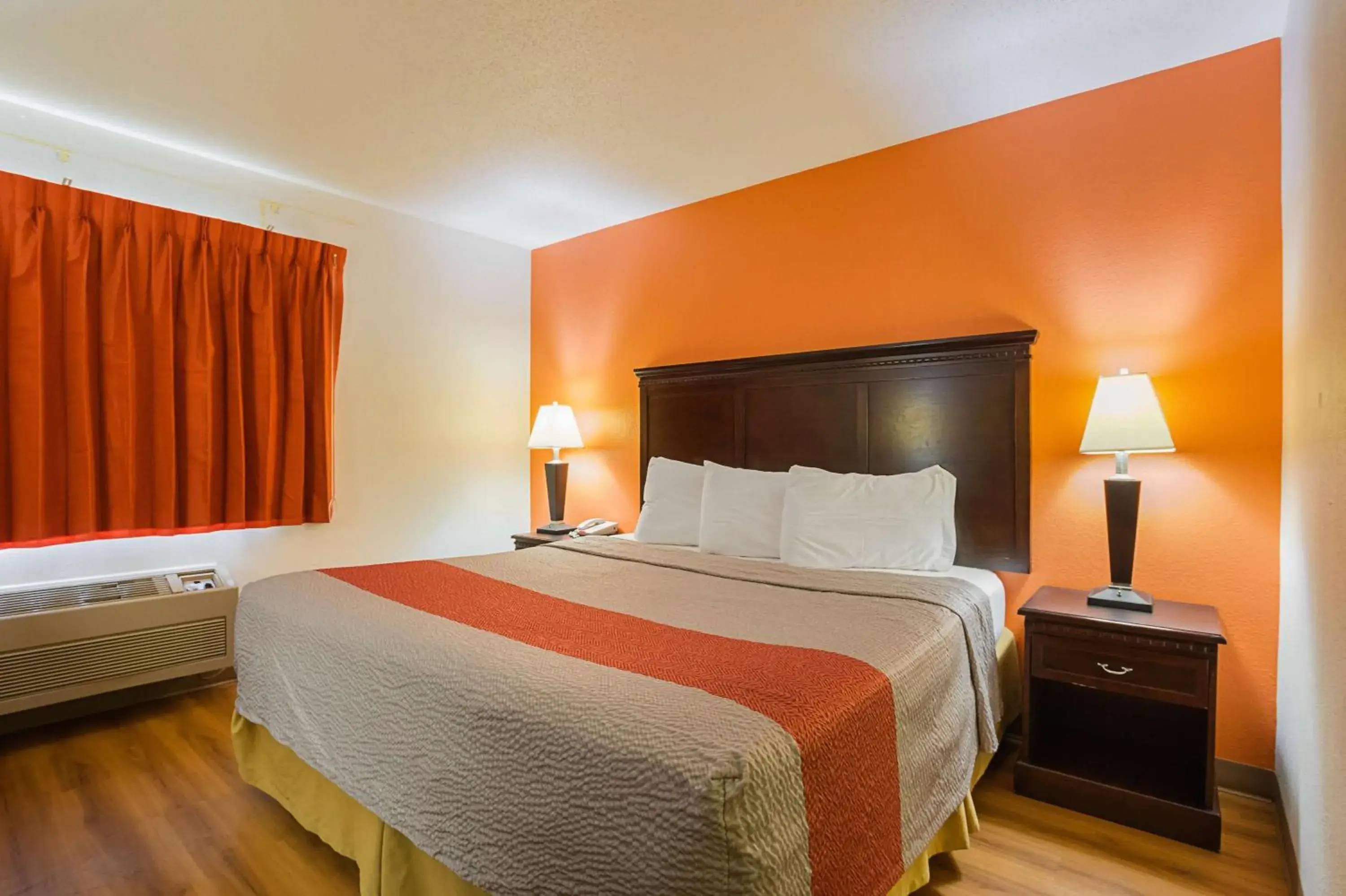 Photo of the whole room, Bed in Motel 6-Waterloo, IA - Crossroads Mall - Cedar Falls