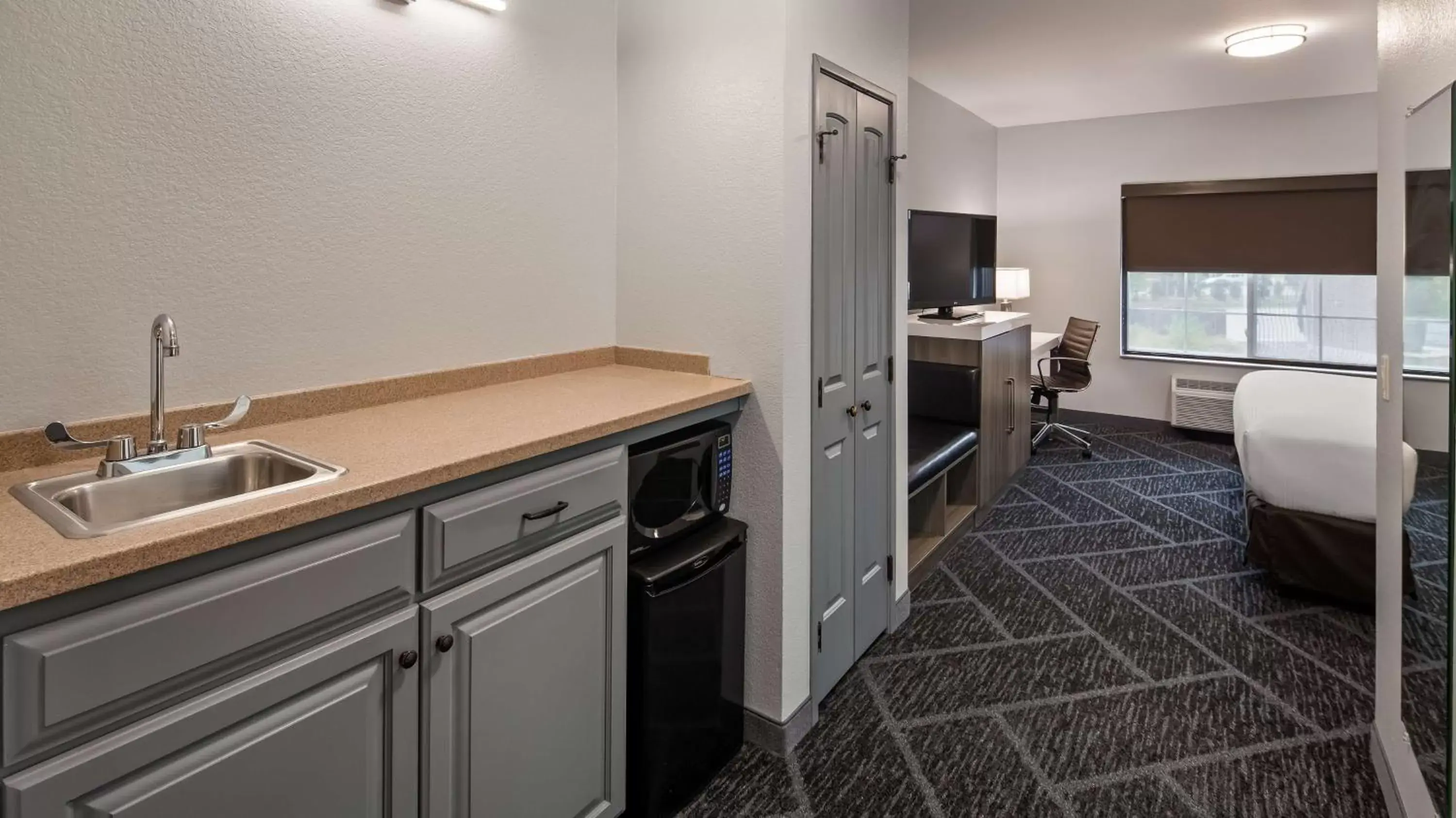 Photo of the whole room, Kitchen/Kitchenette in Best Western Plus Appleton Airport Mall Hotel
