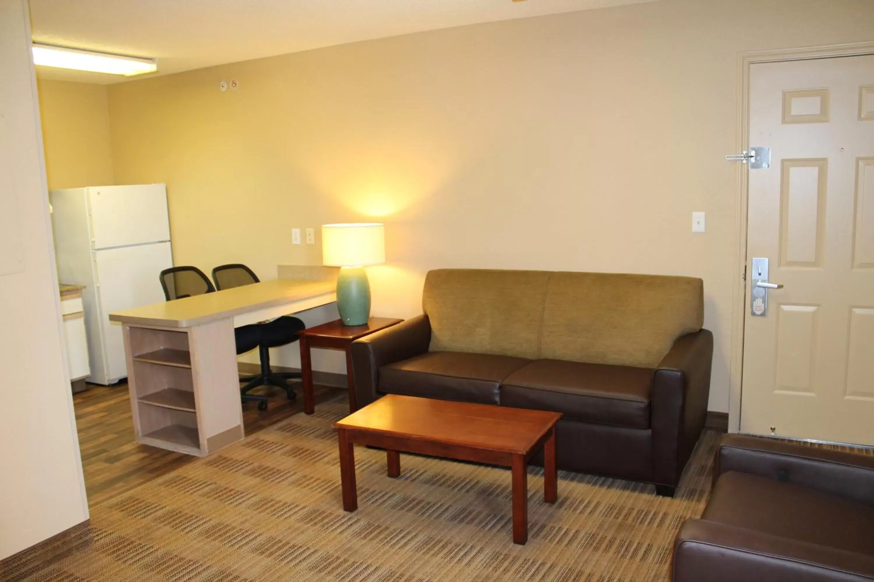 Living room, Seating Area in Extended Stay America Suites - Houston - Katy Freeway - Energy Corridor
