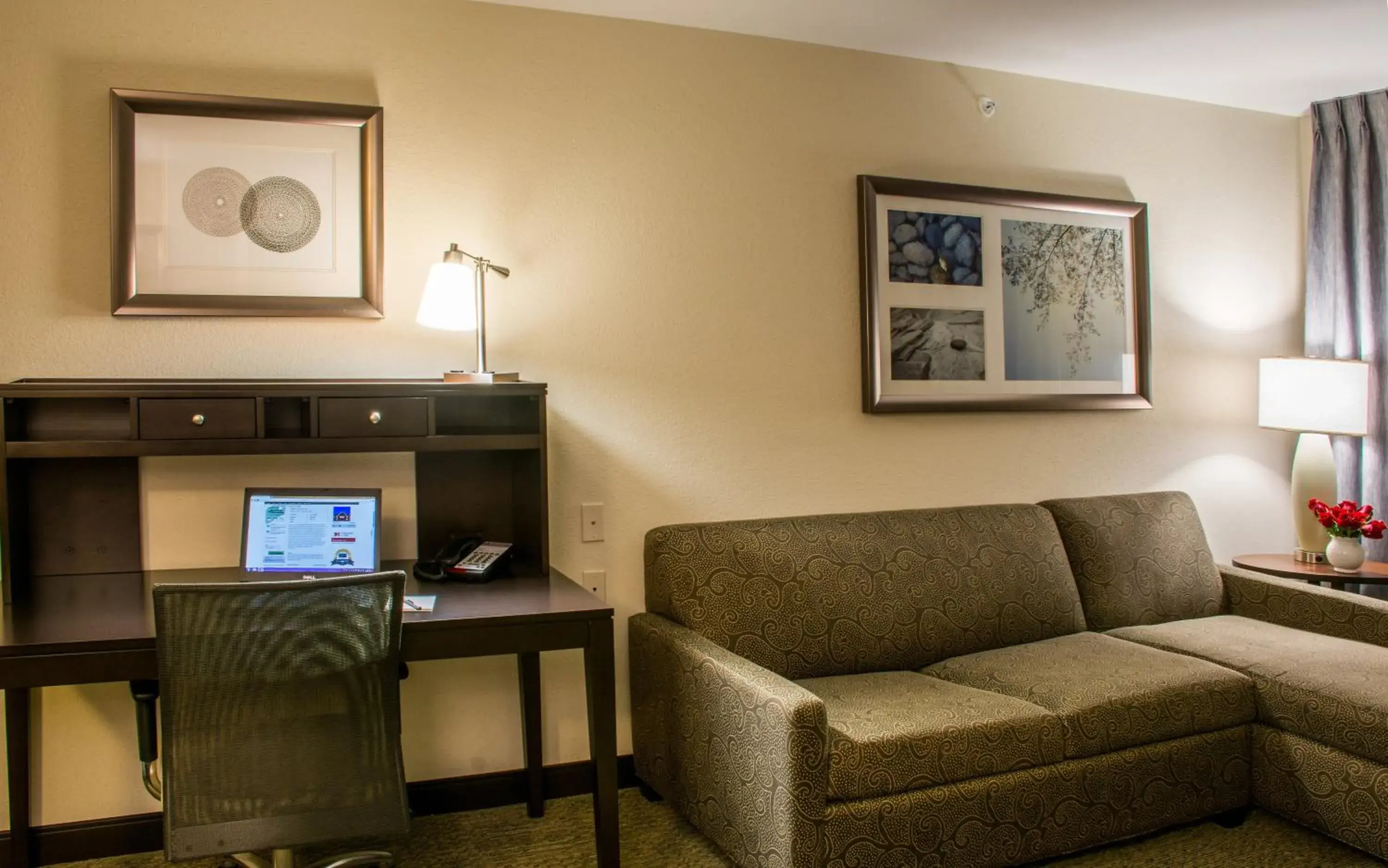 Photo of the whole room, Seating Area in Staybridge Suites Schererville