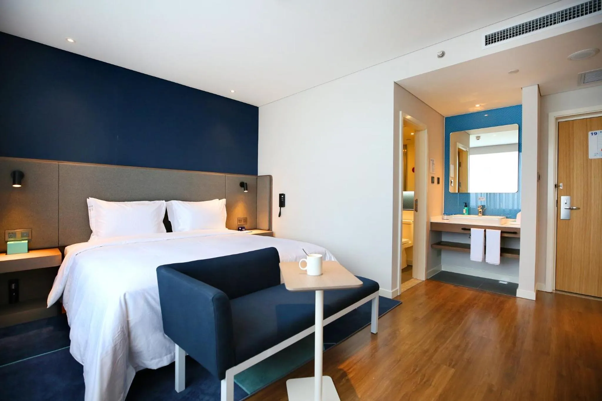 Photo of the whole room, Bed in Holiday Inn Express Chengdu North Railway Station by IHG - Near Panda Base, Near Chunxi Road Free laundromat