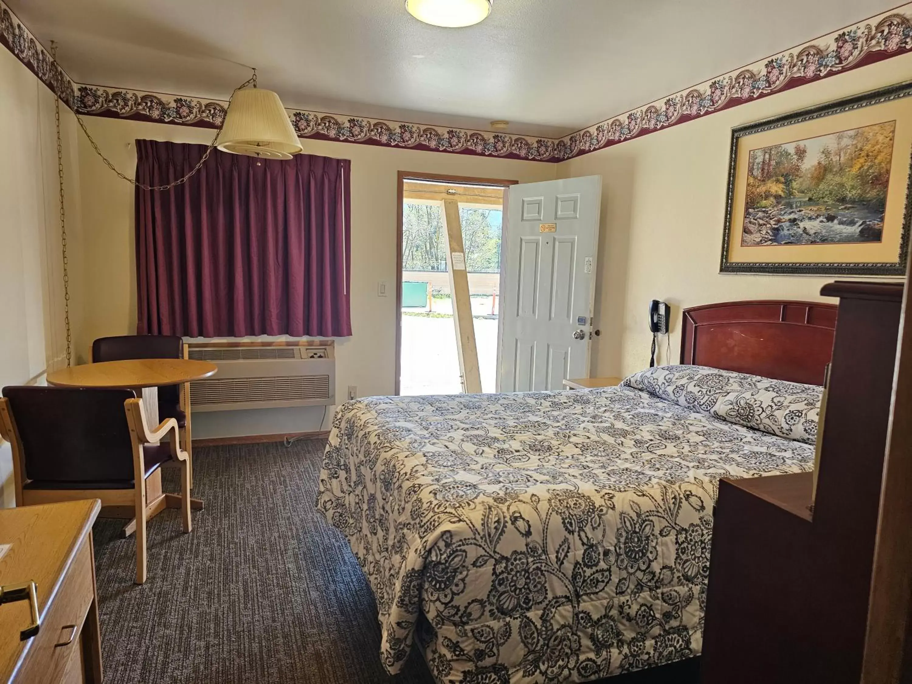 Bedroom, Bed in Cle Elum Travelers Inn